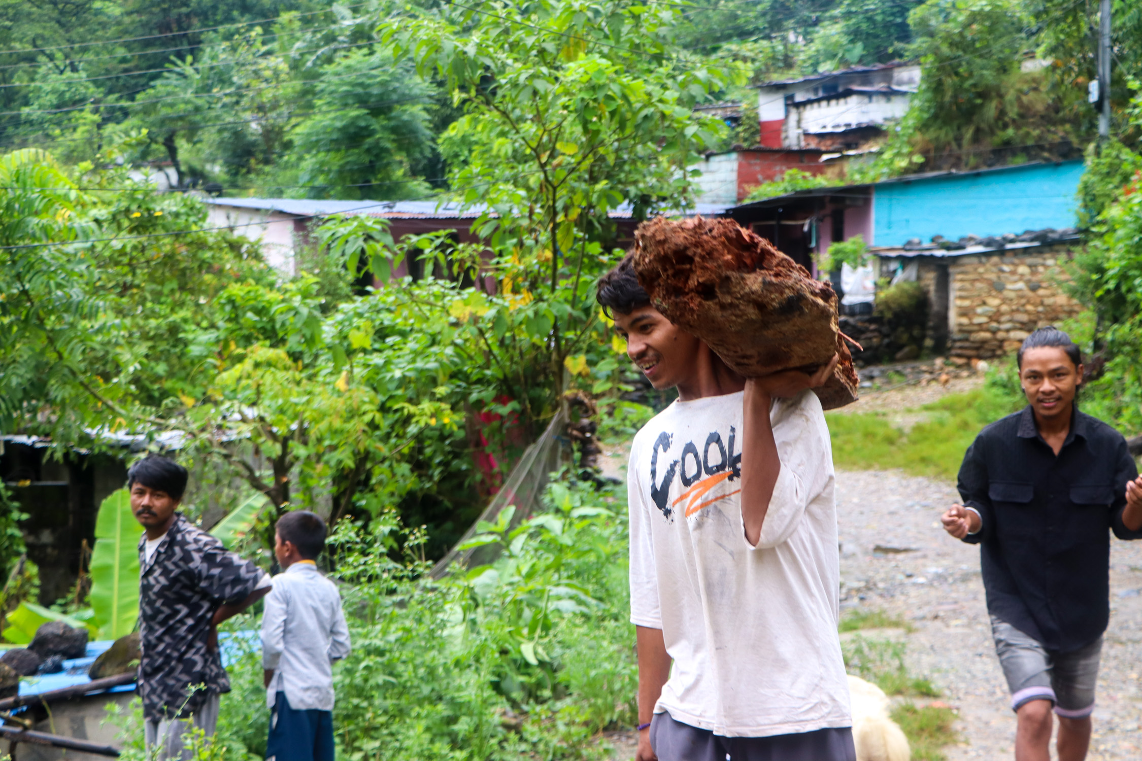 Kaligandaki-Wood-Collection-During-Flood_NPL-(20)-1790421892.JPG
