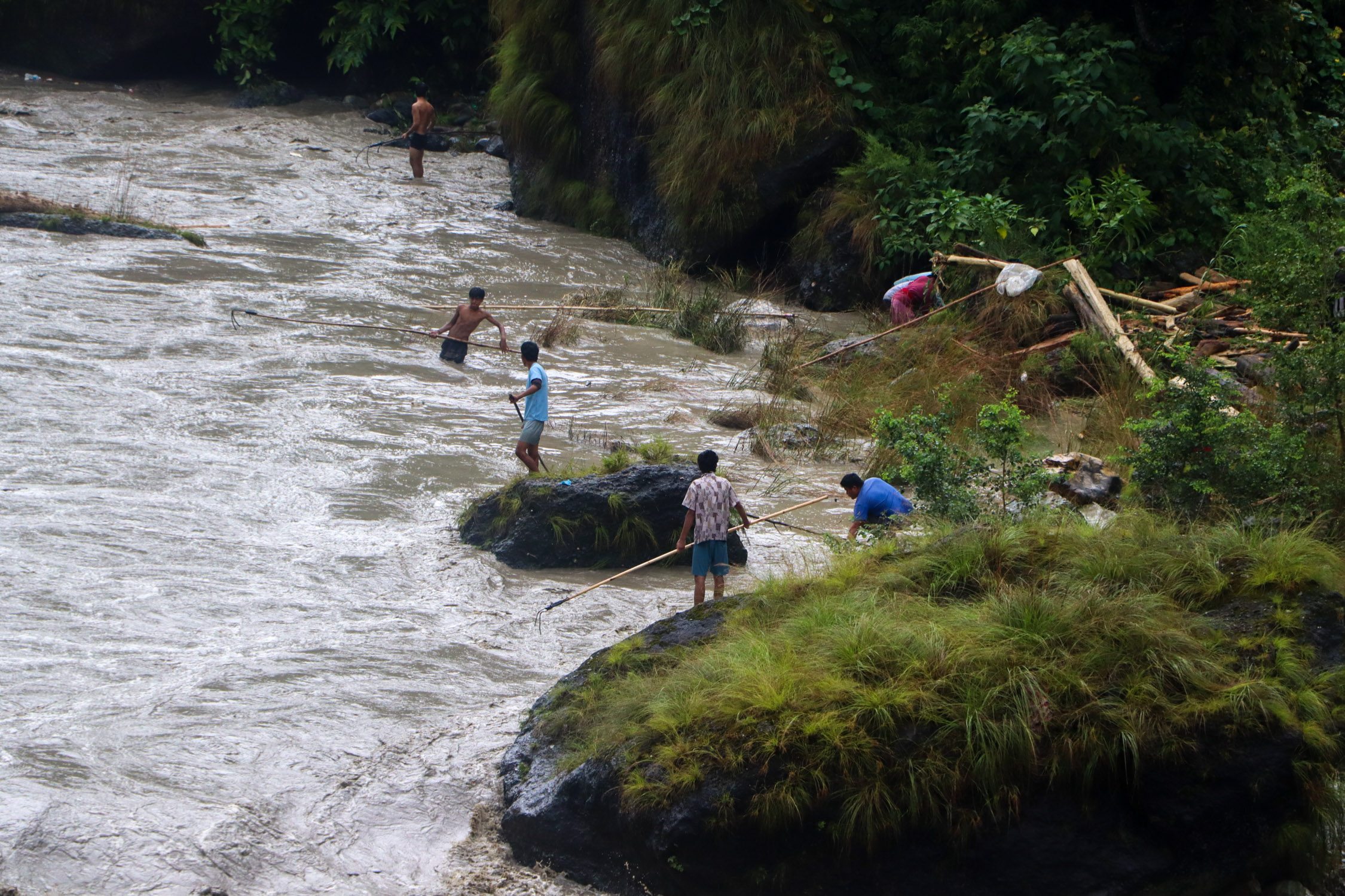 Kaligandaki-Wood-Collection-During-Flood_NPL-(3)-1790421889.JPG