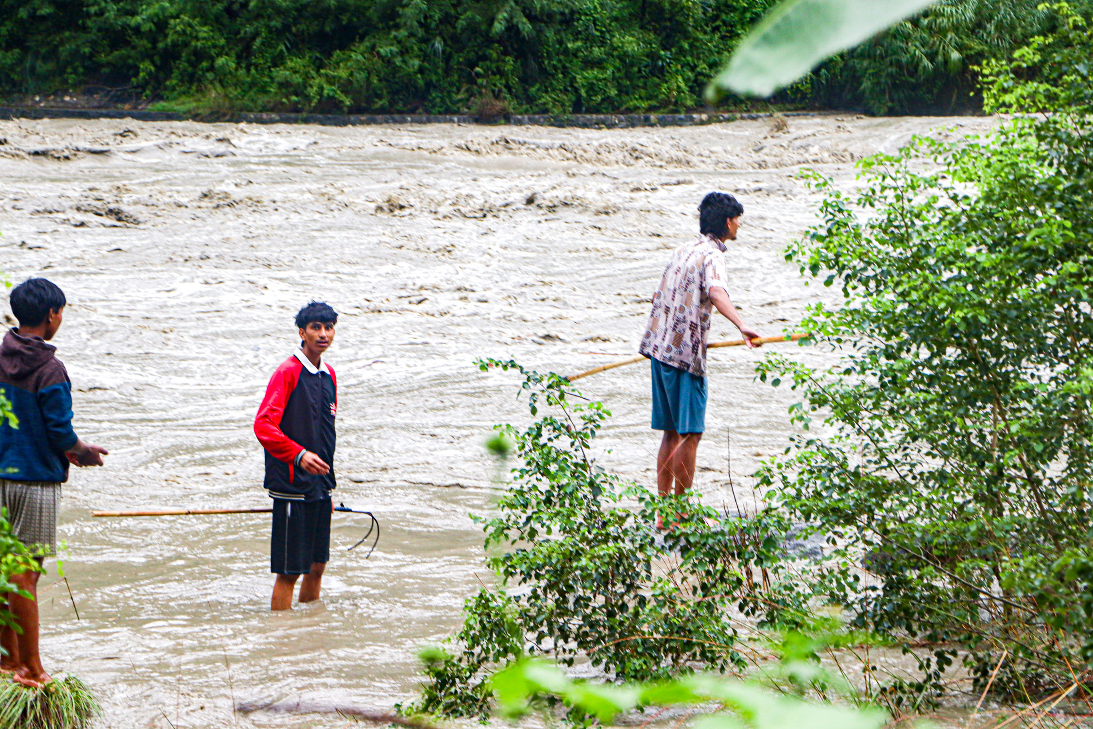 Kaligandaki-Wood-Collection-During-Flood_NPL-(4)-1790421889.JPG
