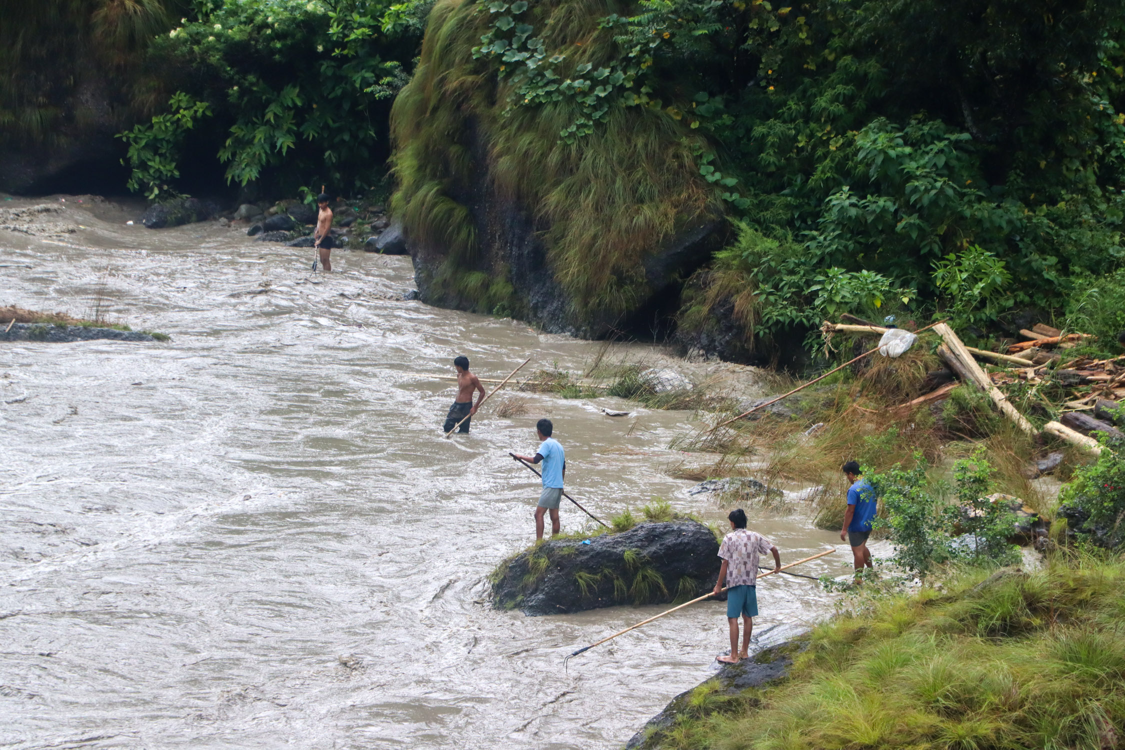 Kaligandaki-Wood-Collection-During-Flood_NPL-(6)-1790421890.JPG