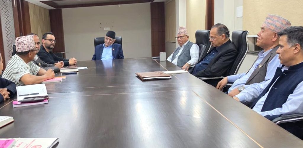 संविधान संशोधन कार्यदलले प्रचण्ड, माधव नेपाल र झलनाथसँग गर्‍यो छलफल