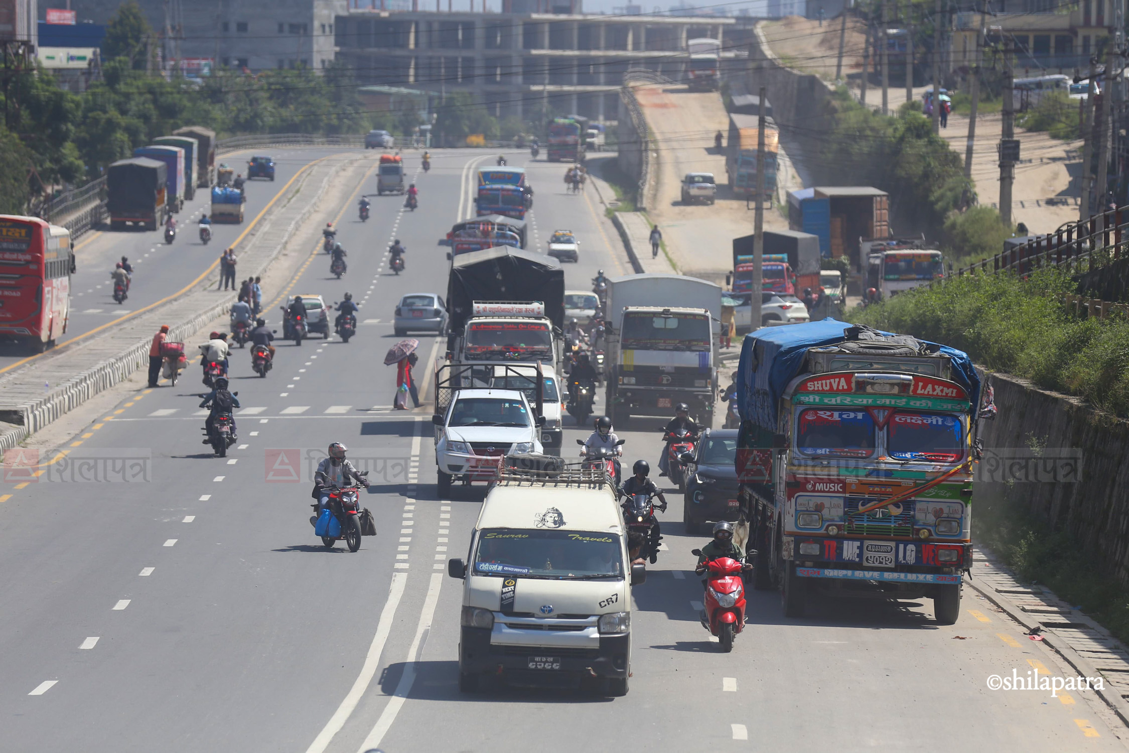 Kathmandu-Vehicle-Truck-Toward-Destination-After-Highway-Opens_NPLPhotos-(3)-1790665384.jpg