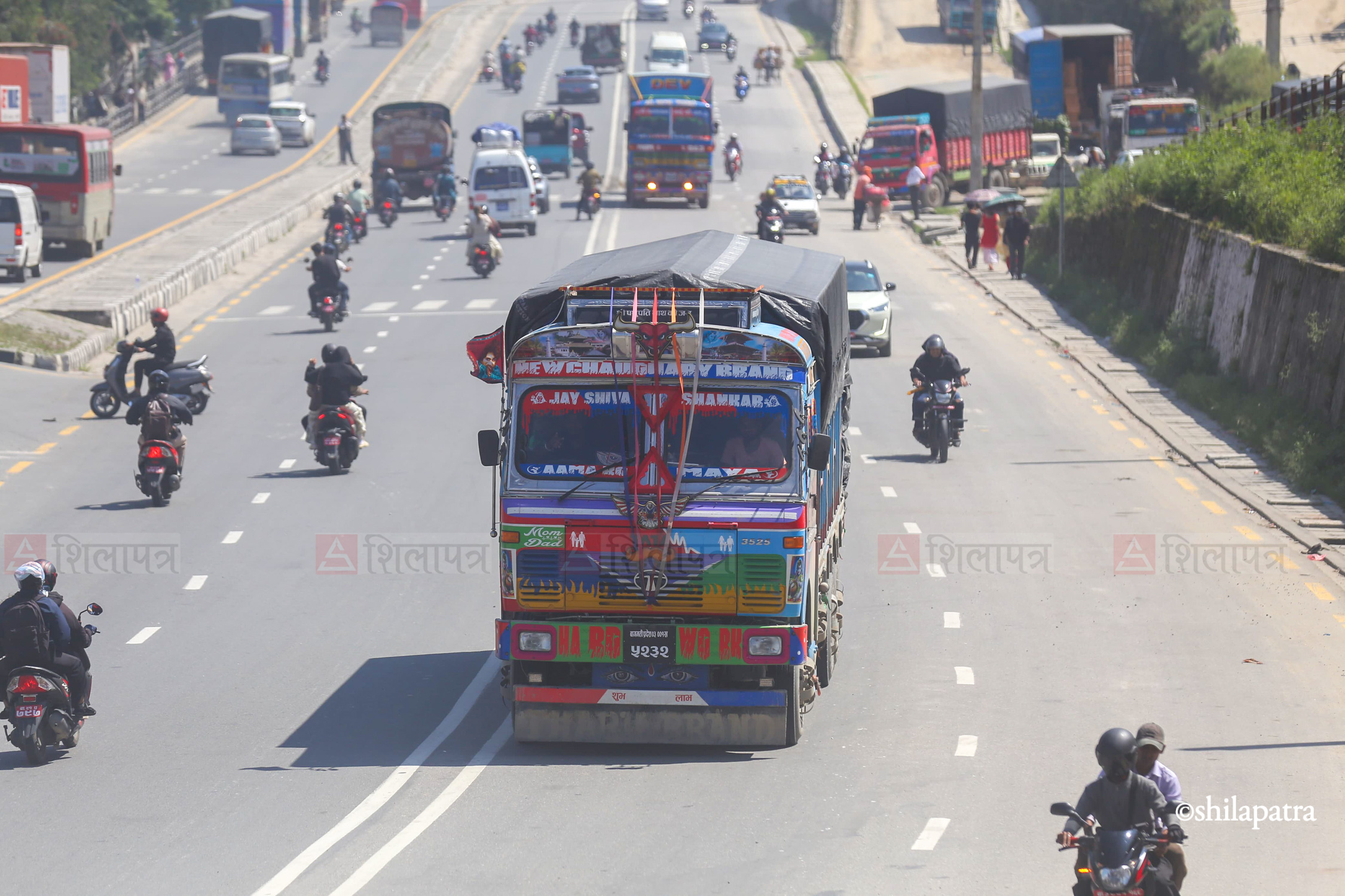 Kathmandu-Vehicle-Truck-Toward-Destination-After-Highway-Opens_NPLPhotos-(7)-1790665386.jpg
