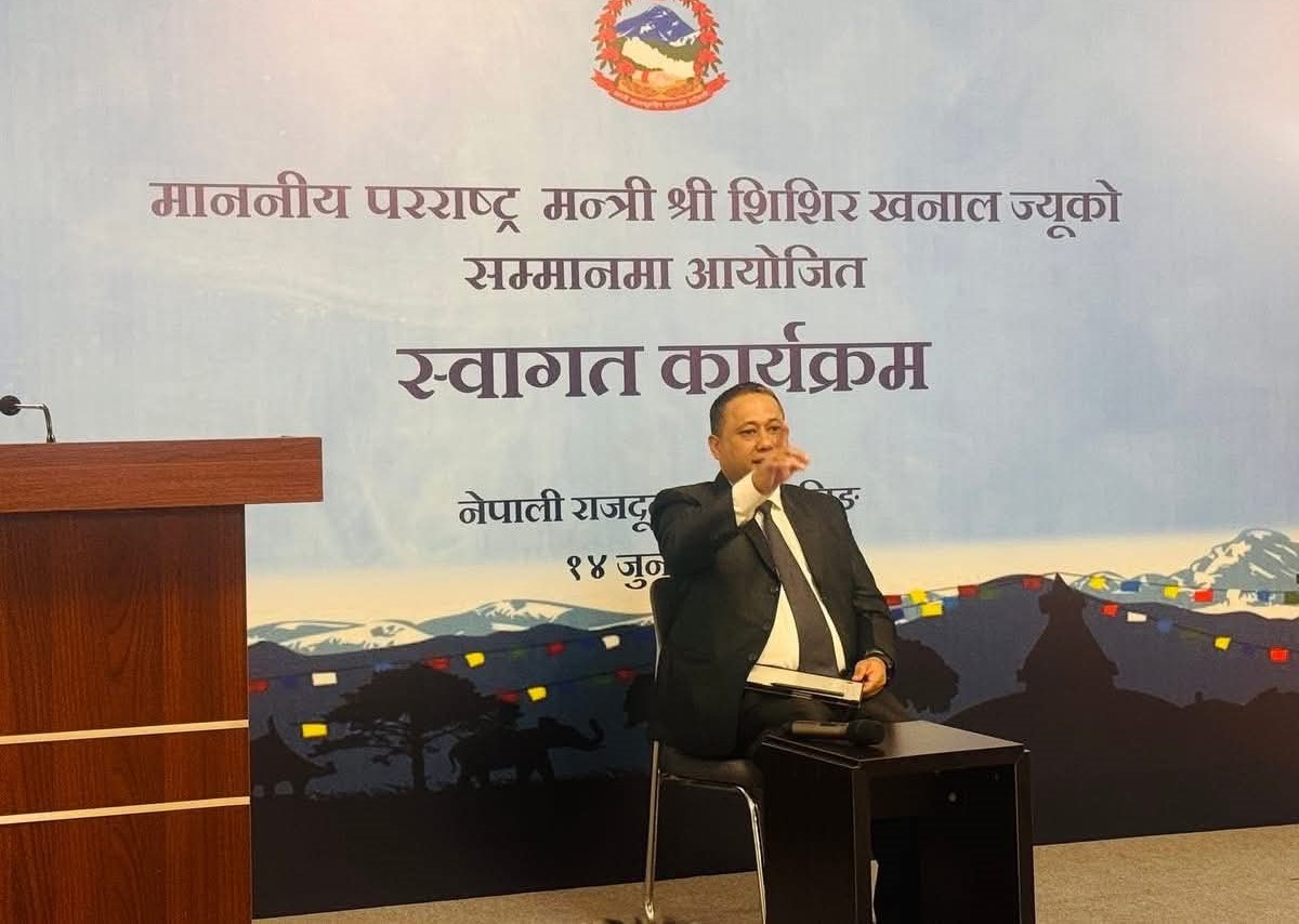 चीनमा रहेका नेपालीलाई परराष्ट्रमन्त्रीले सोधे– के भइदियो भने नेपाल फर्किनुहुन्छ ?