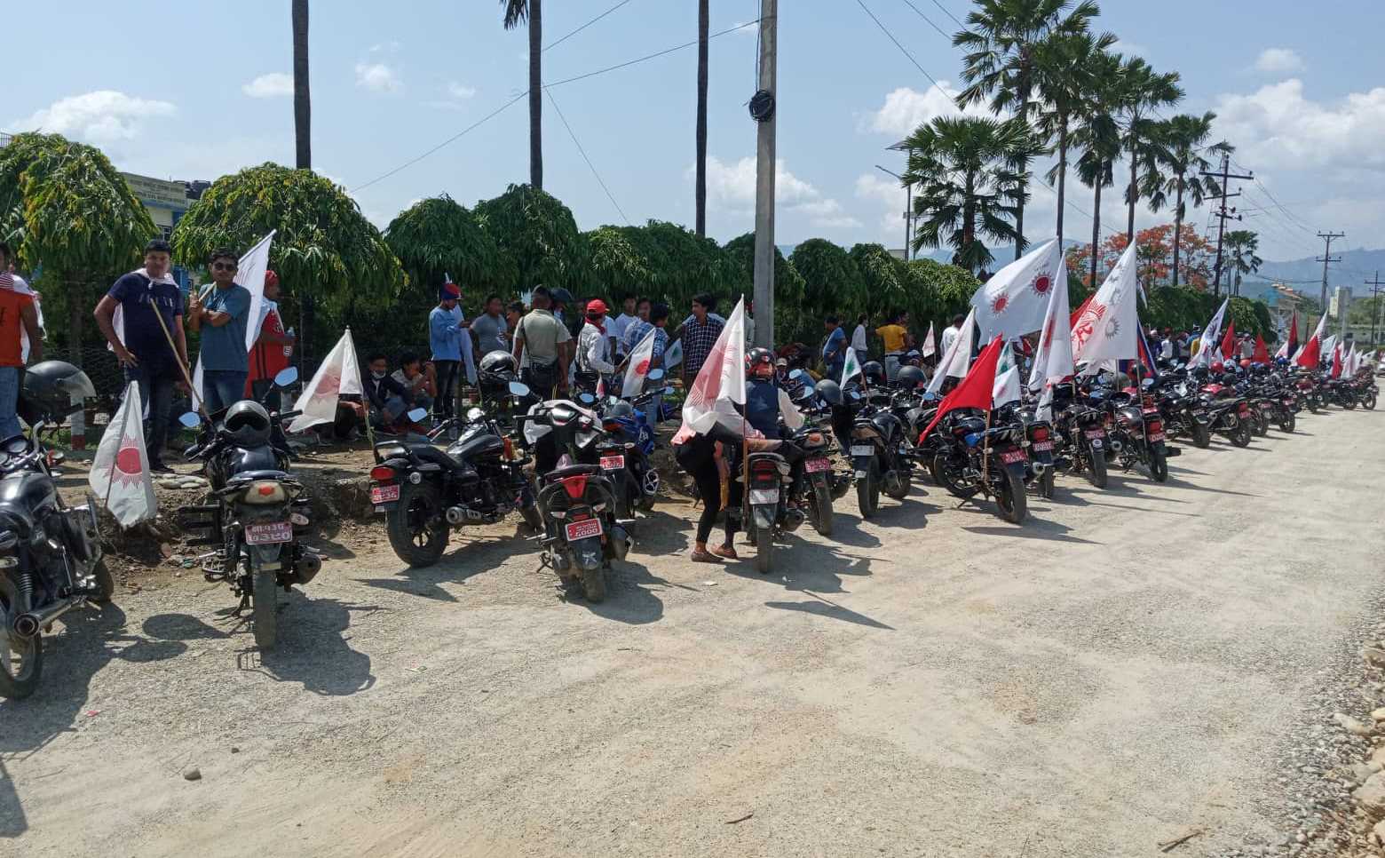 चितवनमा ओलीलाई ५ सय मोटरसाइकलले एस्कर्टिङ गरेर सभास्थल पुर्‍याउँदै