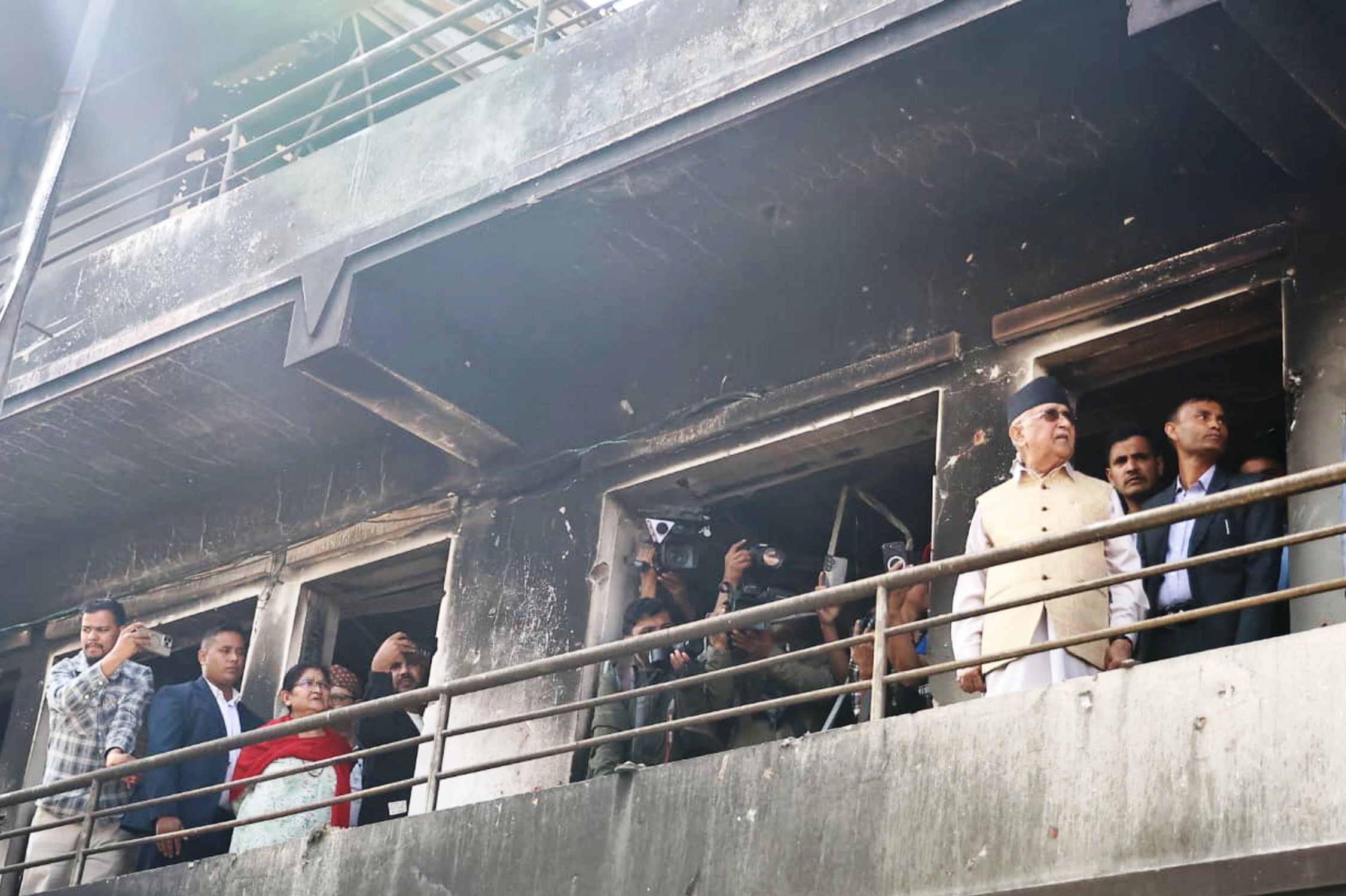 आफ्नो जलेको घर हेर्न बालकोट पुगे एमाले अध्यक्ष ओली (तस्वीरहरू)