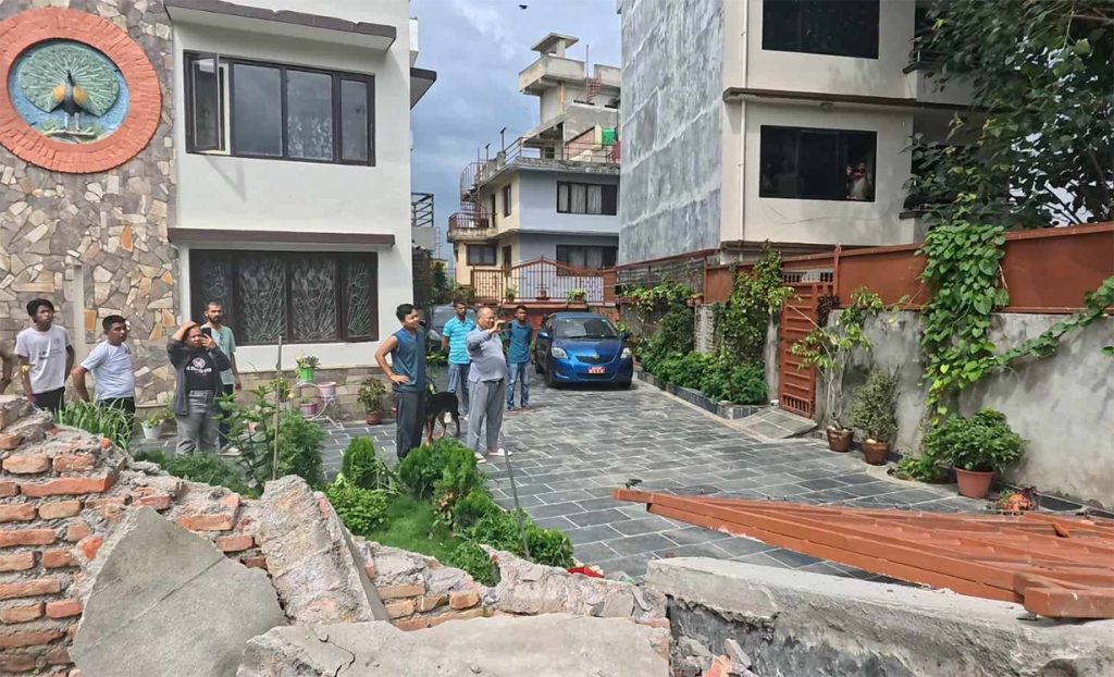 अख्तियारकी आयुक्त अमात्यको घरमा ललितपुर महानगरको डोजर 