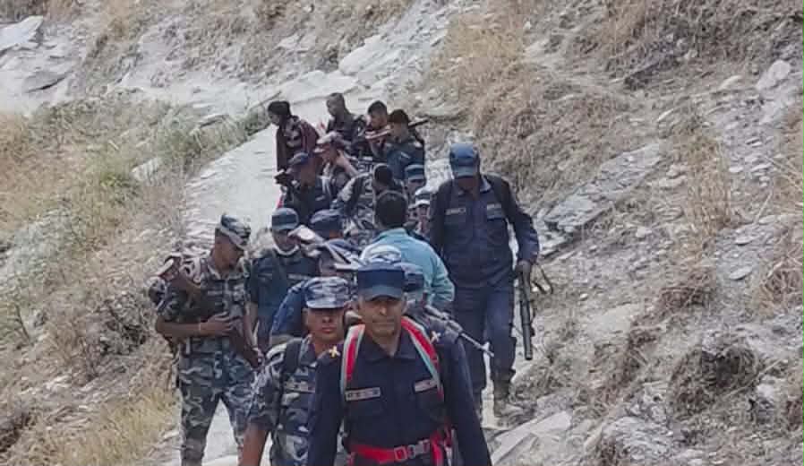 हेलिकाेप्टरमार्फत लाम्पाटा सुरक्षा वेशमा बन्दोबस्तीका सामग्री पुर्‍याइयो