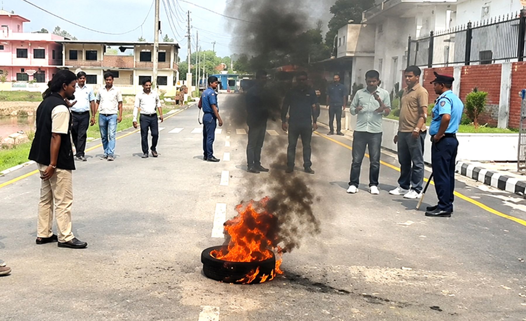 कमला पुल निर्माणको विषयमा चासाे नदेखाएकाे भन्दै प्रदेश सरकारविरुद्ध प्रदर्शन