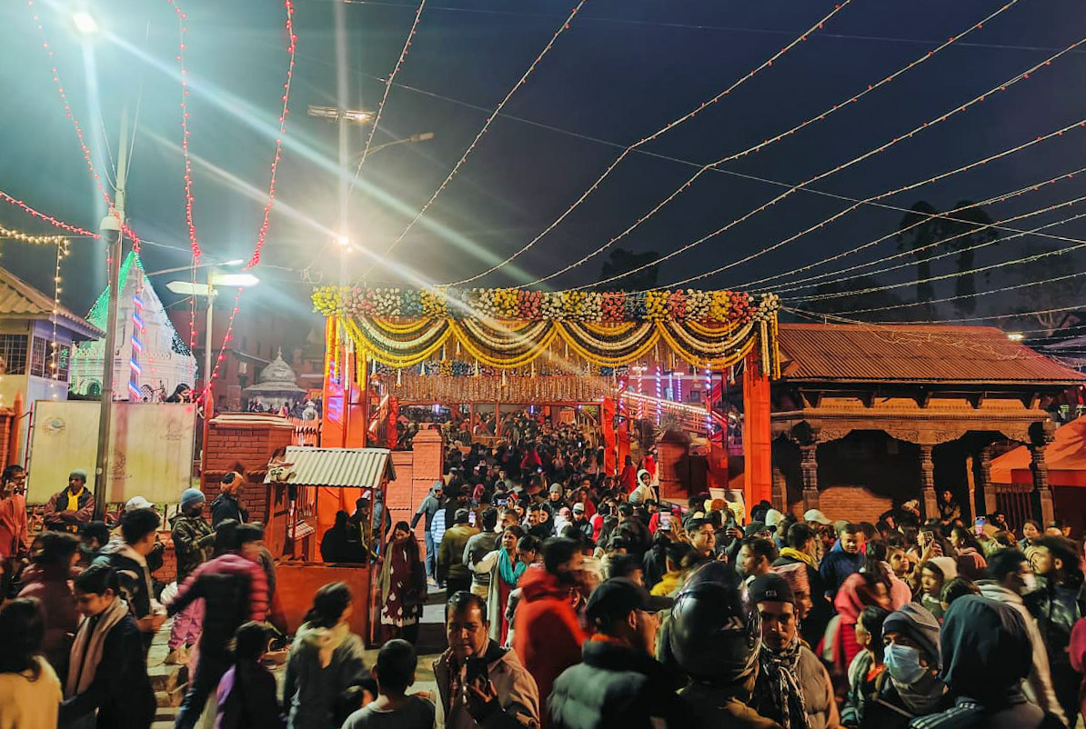 महाशिवरात्रिको पूर्वसन्ध्यामा पशुपतिमा बढ्यो बाबा, साधुसन्त र सर्वसाधारणको चहलपहल (तस्वीरहरू)