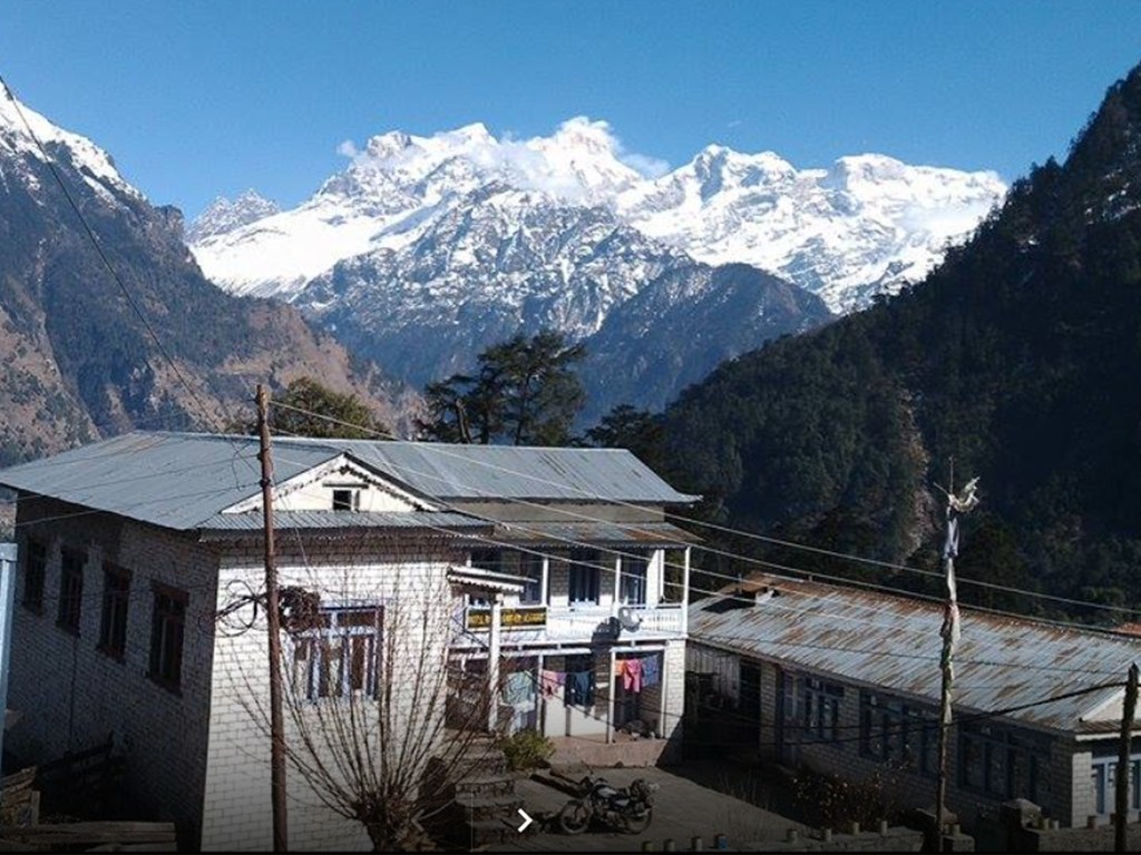 करारका एक चिकित्सकका भरमा मनाङ अस्पताल