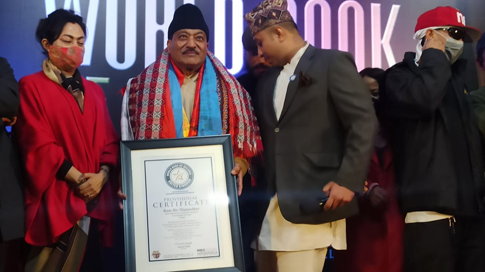 राज्यमन्त्री मानन्धरले बनाए एकल गायनमा विश्वकीर्तिमान 
