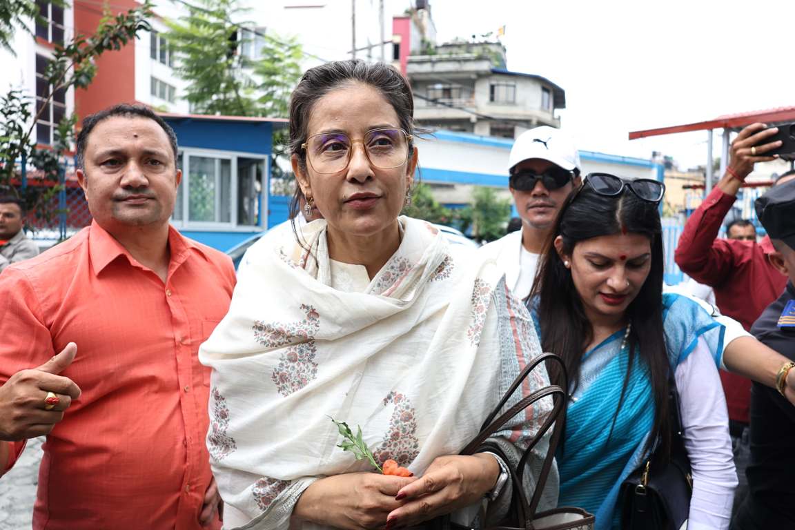रविको पक्षमा हस्ताक्षर गर्न वनस्थली पुगिन् मनिषा (तस्वीरहरू)