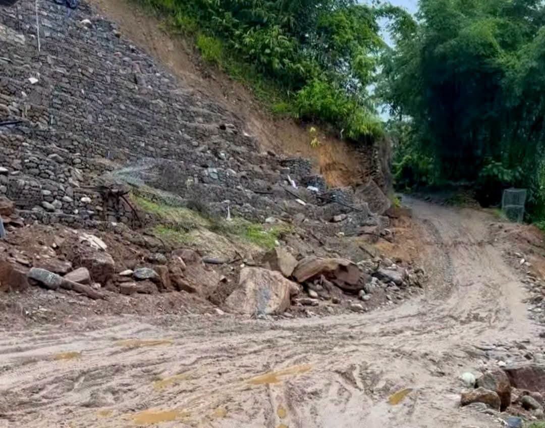 मेची राजमार्गको राजदुवालीखण्ड भासियो, यातायात अवरुद्ध