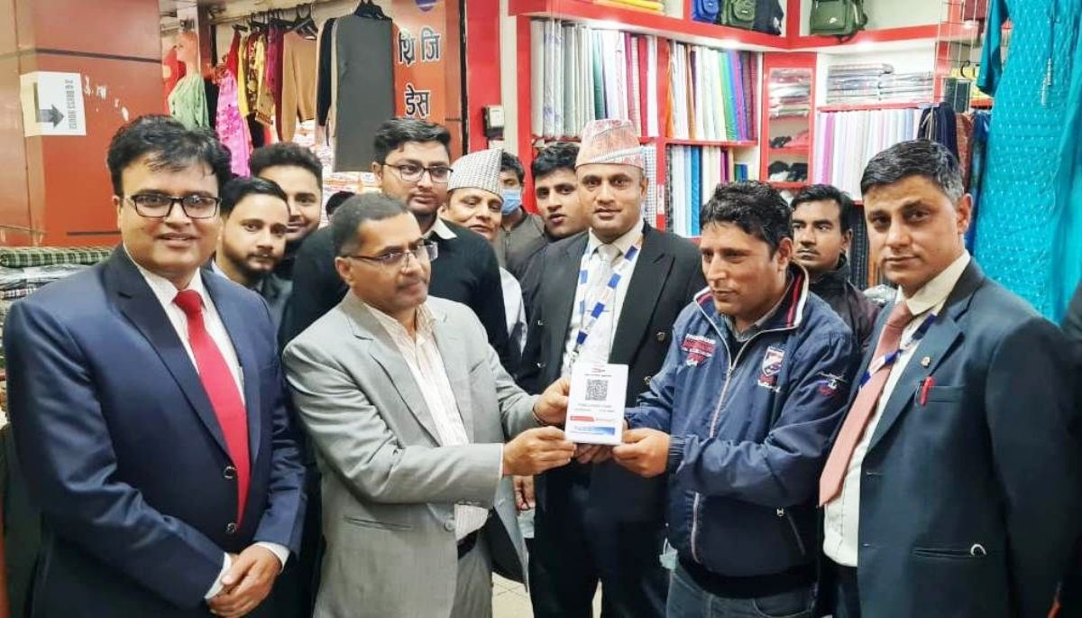 पोखराका व्यावसायिक पसलमा मेगा बैंकको क्यूआर भुक्तानी सेवा