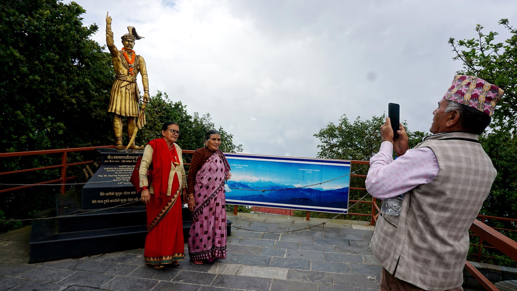 चन्द्रागिरिः बादलसँगै कुहिरोको शीत र घामको किरणको लुकामारी