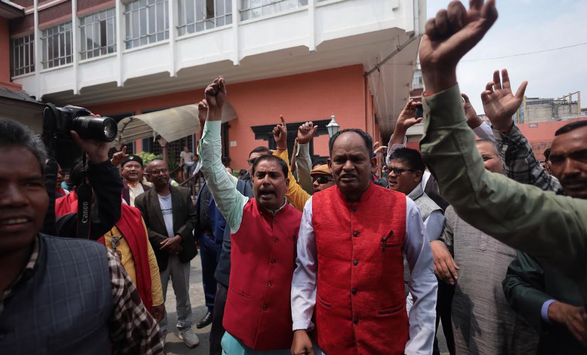 नाउपाका संरक्षक रेशम चौधरी पक्राउ परेपछि प्रज्ञा भवनमा नाराबाजी (तस्वीरहरू) 