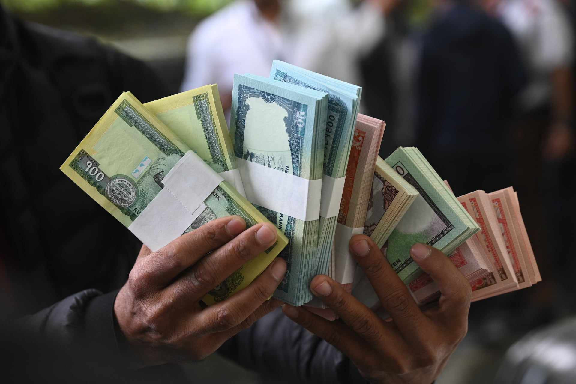 बैंकको ब्याजदर थप घट्यो, कुन बैंकमा पैसा राख्दा फाइदा ?