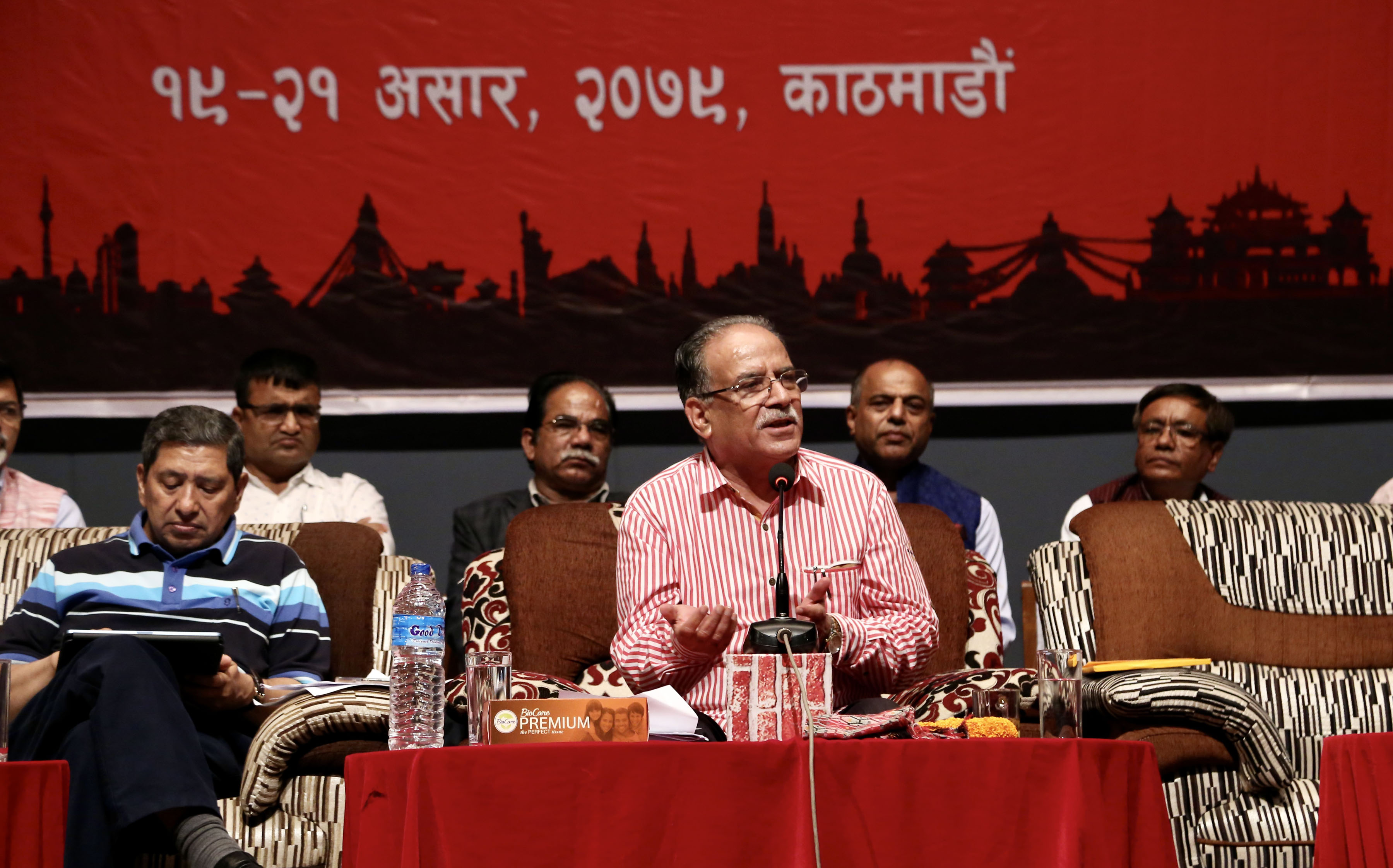 अनि प्रचण्ड असिनपसिन भए र एक घण्टा बैठक राेके