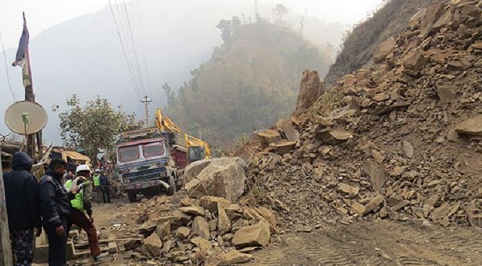 पहिरोको कारण जलवीरे सडकमार्ग अवरुद्ध
