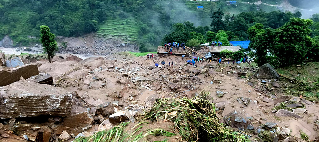 सिन्धुपाल्चोकमा फेरि पहिरो, १८ घर पुरिए