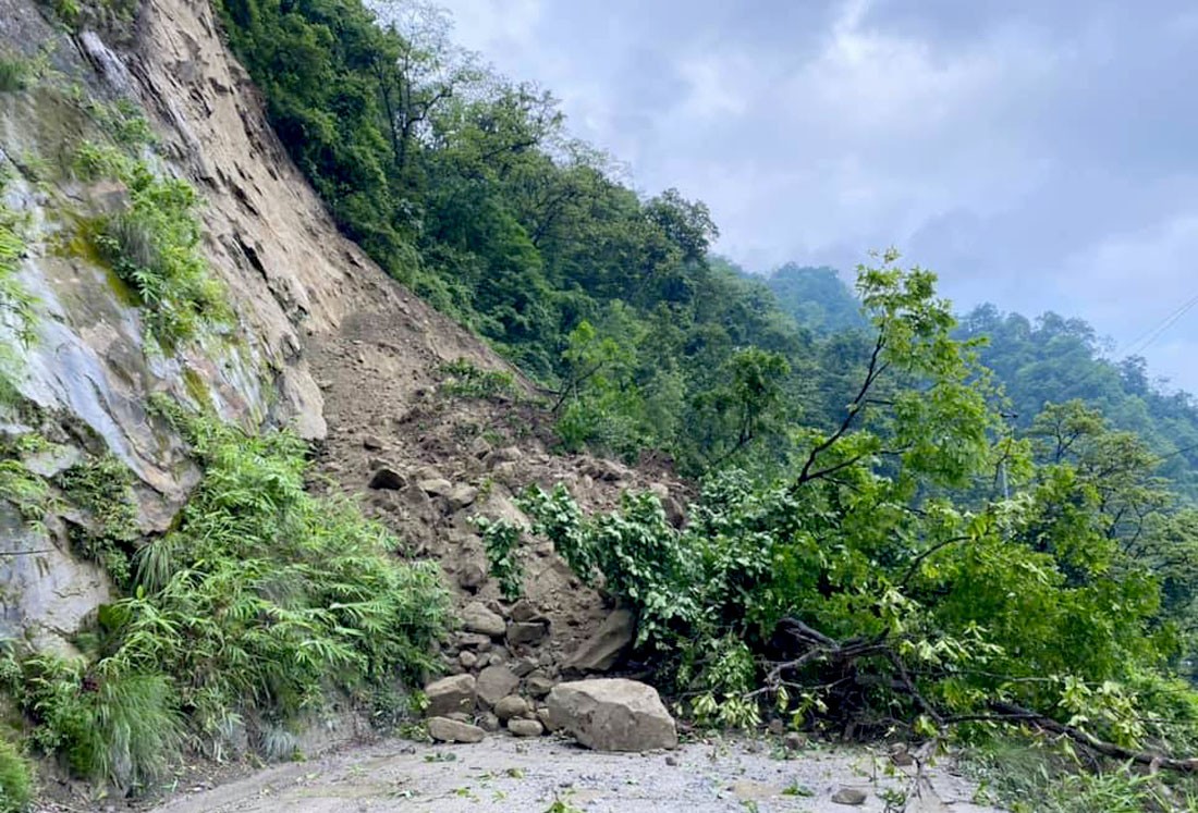 सुदूरपश्चिमका सात पहाडी जिल्ला जोड्ने राजमार्ग पहिराले थुन्याे, यात्रु अलपत्र