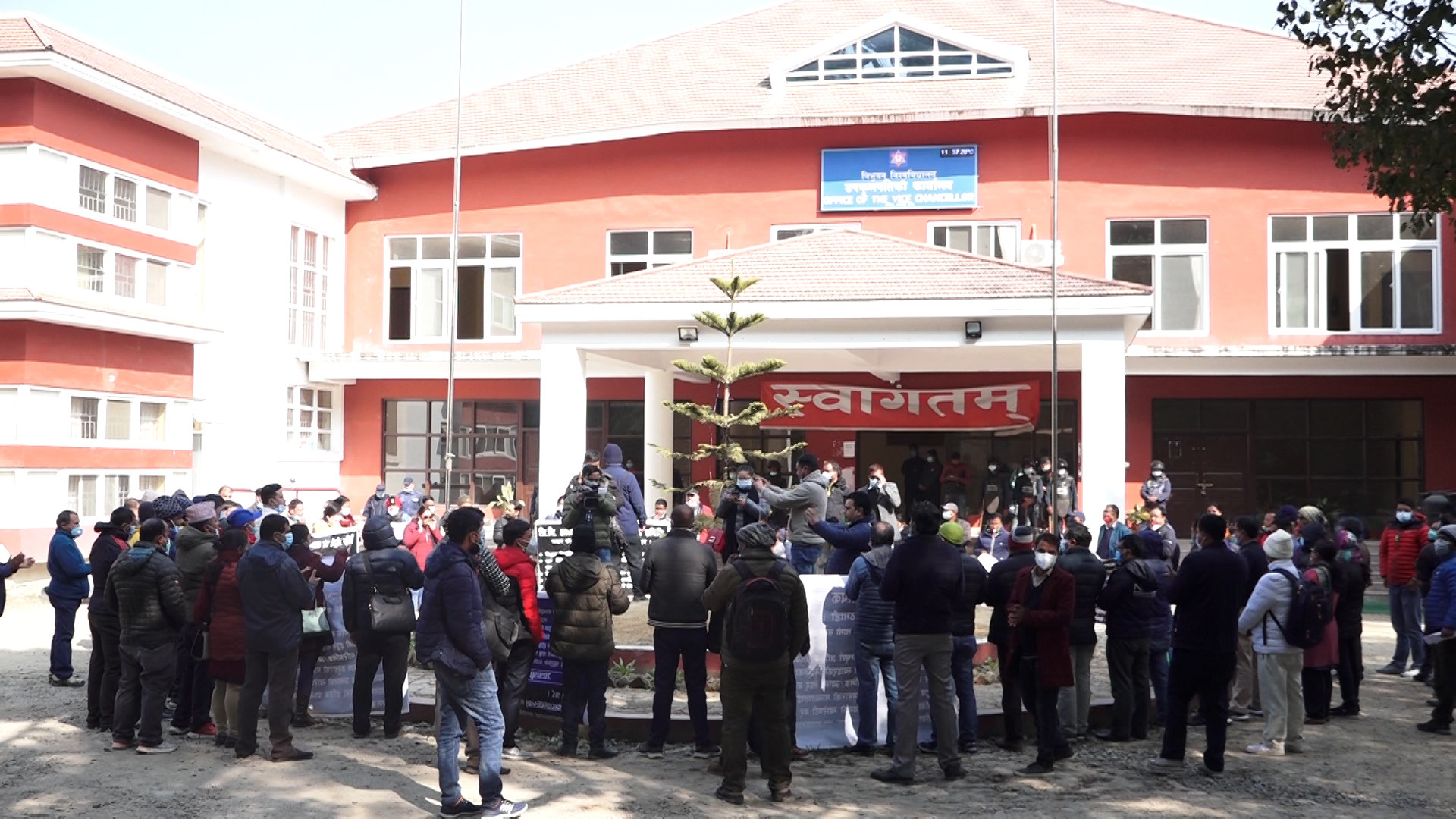 त्रिविका आंशिक प्राध्यापकद्वारा आज पनि प्रदर्शन