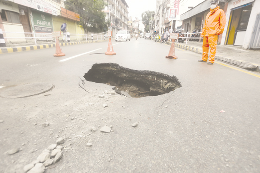 मध्य बानेश्वरको सडकमा प्वाल