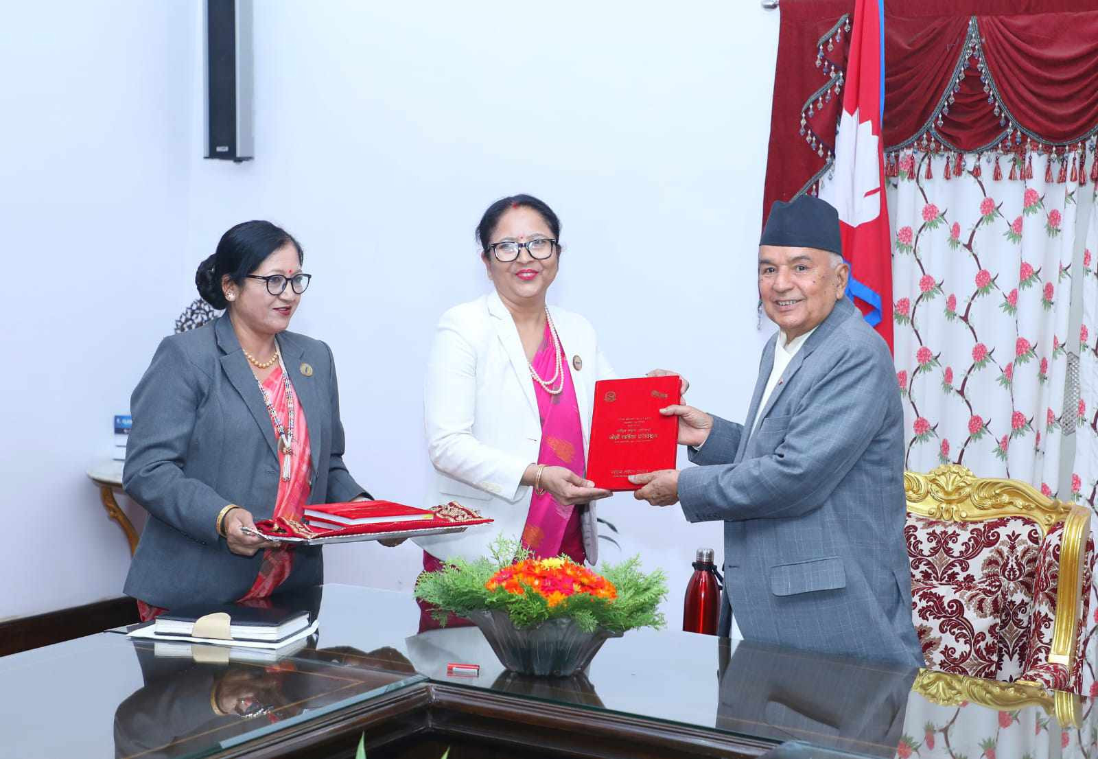 राष्ट्रिय महिला आयोगको वार्षिक प्रतिवेदन राष्ट्रपति पौडेलसमक्ष पेस