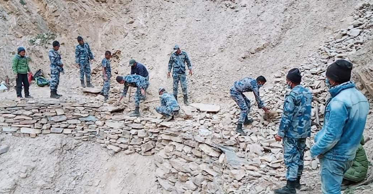सशस्त्रको बीओपी टोलीद्वारा तिङ्कर भन्ज्याङ जाने बाटो मर्मत 