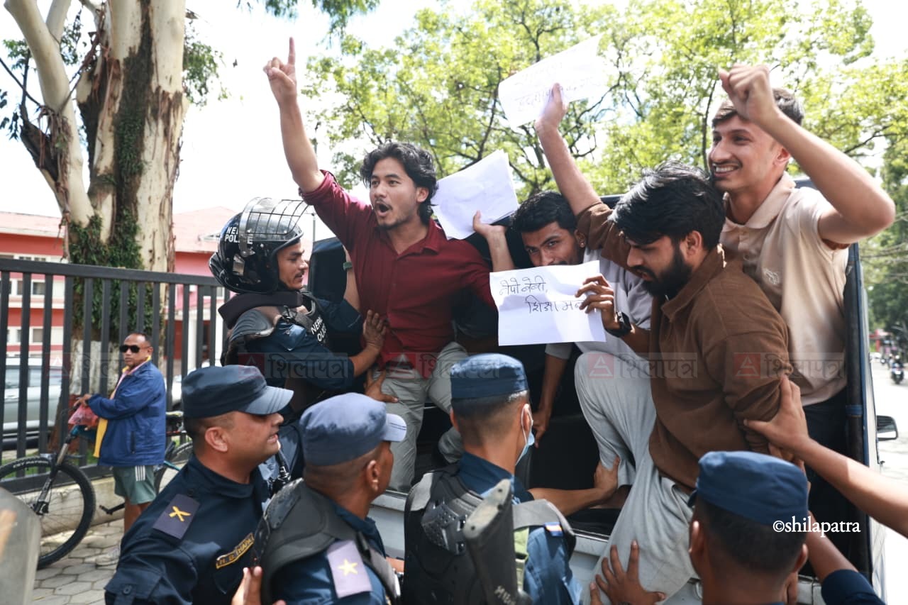 Protest-against-Sikshamantri_NPL-(3)-1784788998.jpeg