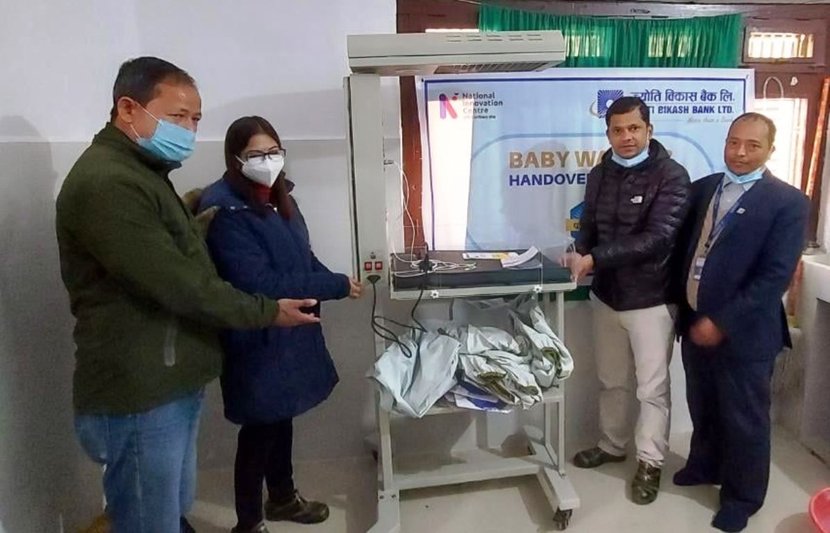 ज्योति विकास बैंकद्वारा महाकाली अञ्चल अस्पताल र प्युठान जिल्ला अस्पताललाई बेबी वार्मर प्रदान