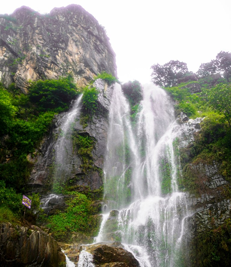 मृदुङ्गा झरनामा आन्तरिक पर्यटकको घुइँचो