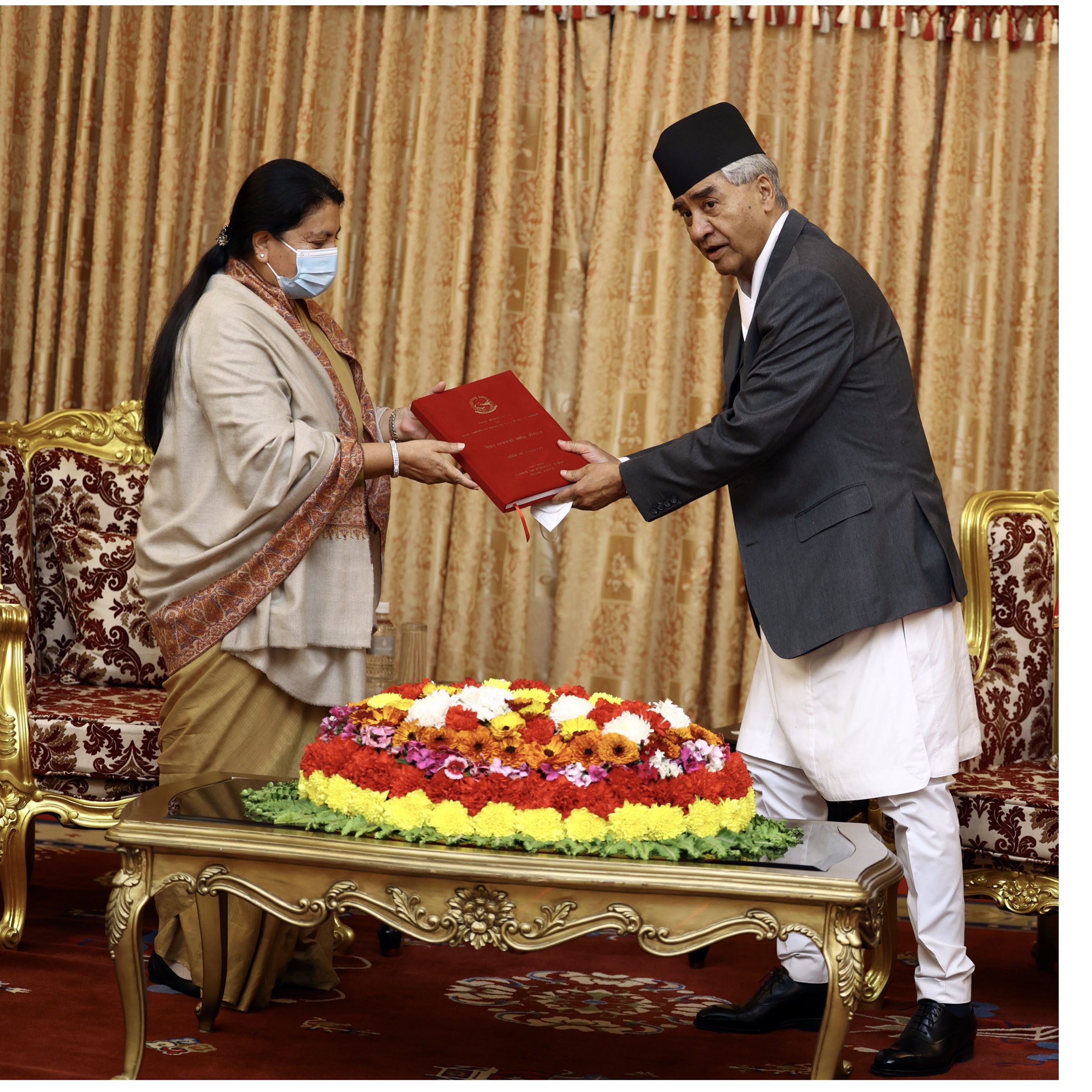 प्रधानमन्त्री देउवाले राष्ट्रपतिलाई बुझाए राज्यको नीति कार्यान्वयनसम्बन्धी वार्षिक प्रतिवेदन 