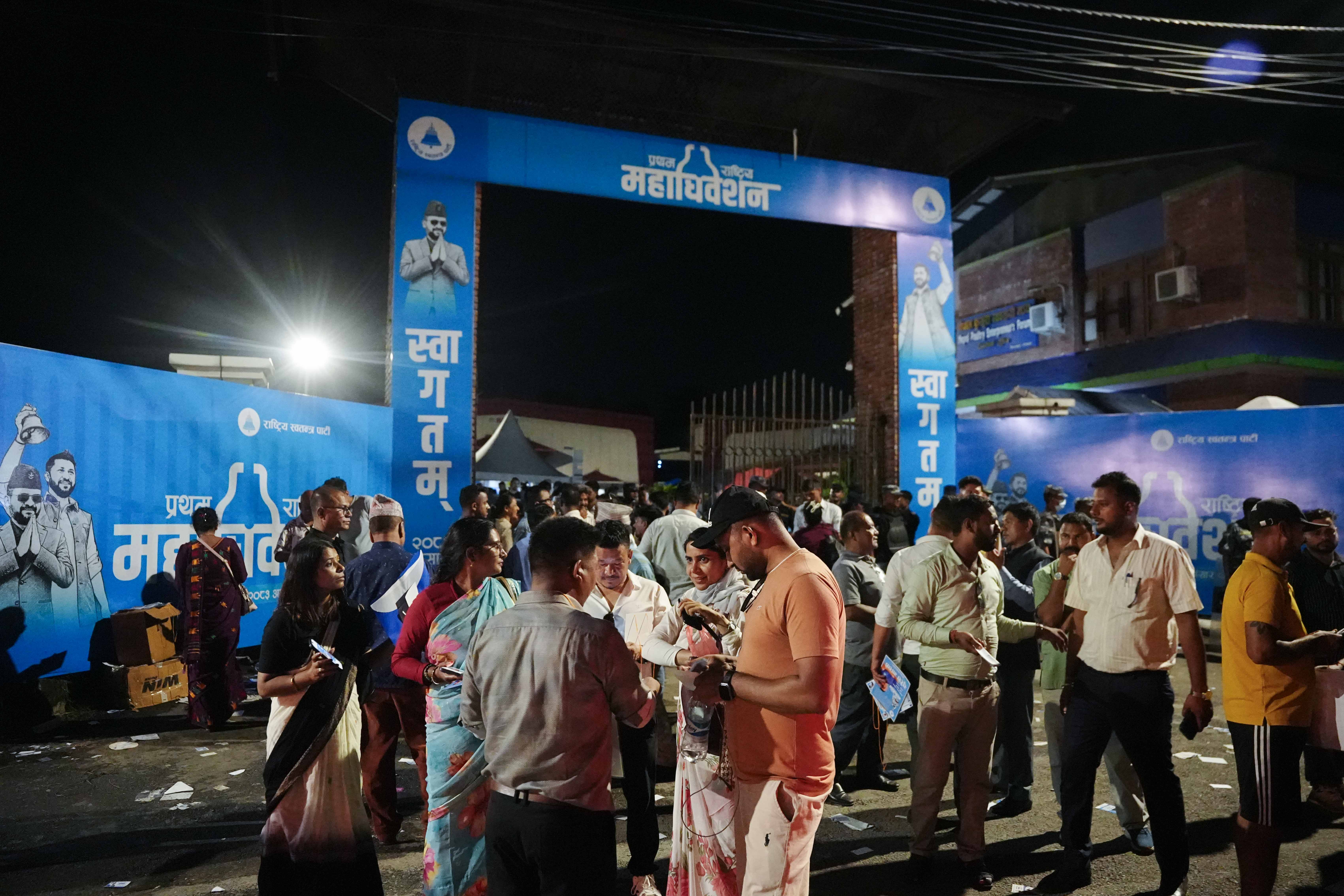 रविले बिहान साढे ८ बजे मतदान सुरु हुन्छ भनेका थिए, होटलबाट चेक आउट गरेर आएका कार्यकर्ता अन्योलमा