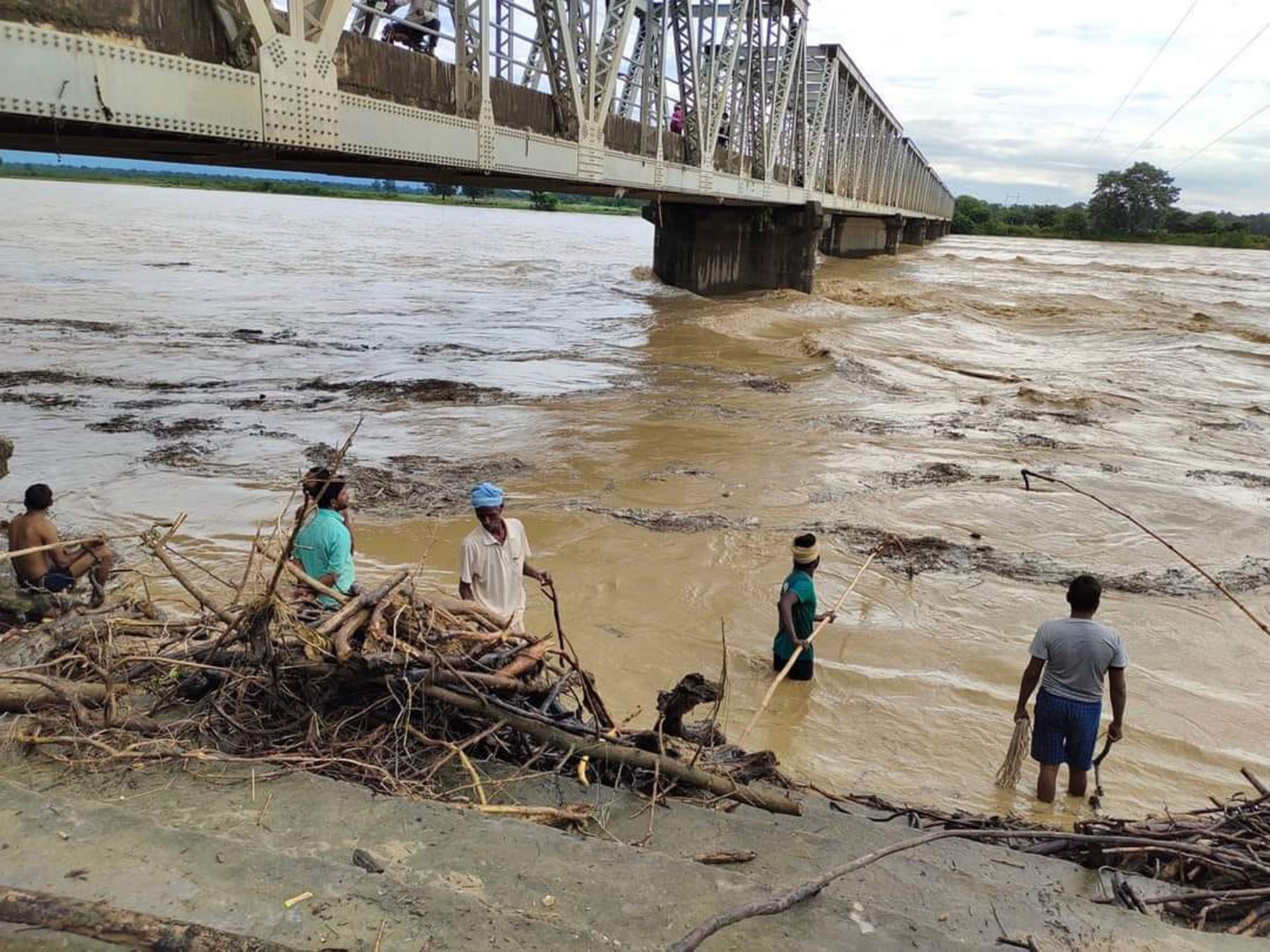 राप्तीको बाढीले तीन सयभन्दा बढी घर डुबायो