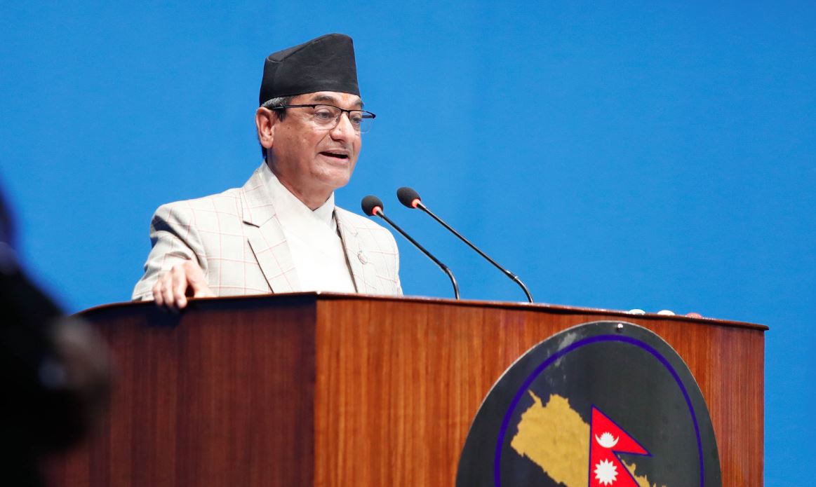 जवाफ दिन रोस्ट्रममा उक्लिएका गृहमन्त्री लेखक धम्की दिएर ओर्लिए