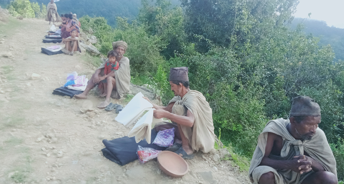 दैलेखका राउटेलाई नयाँ कपडा र त्रिपाल