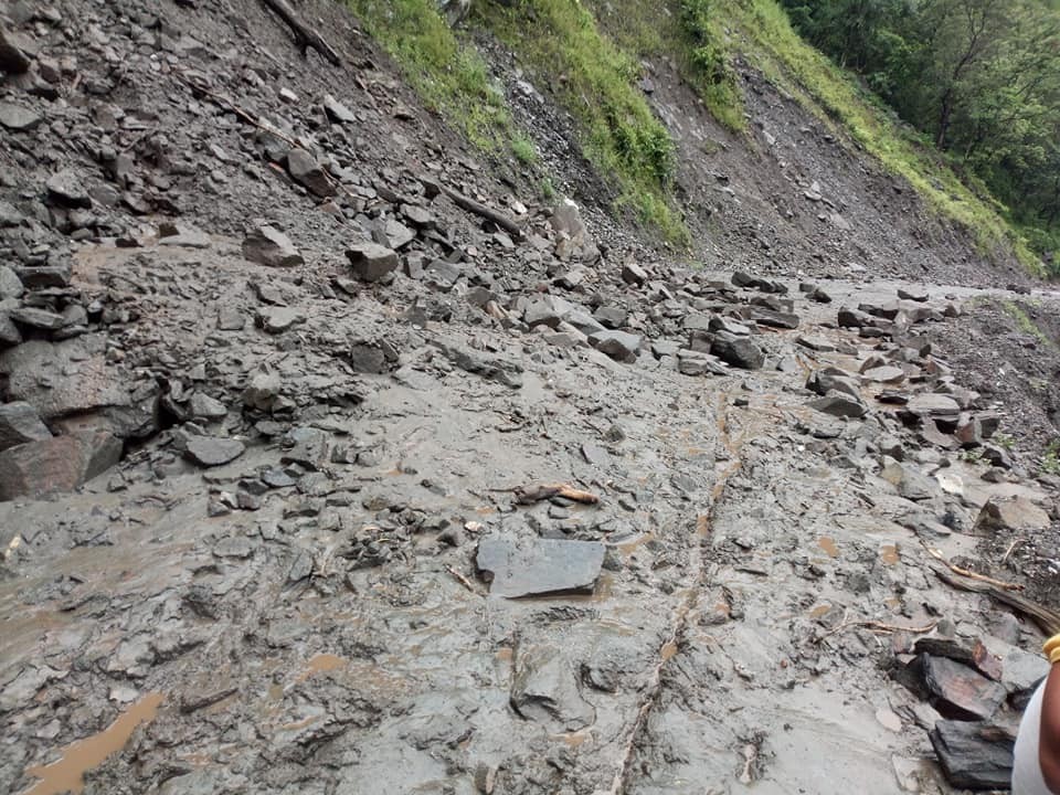 डडेल्धुराका आधा दर्जन ग्रामीण सडक अवरुद्ध