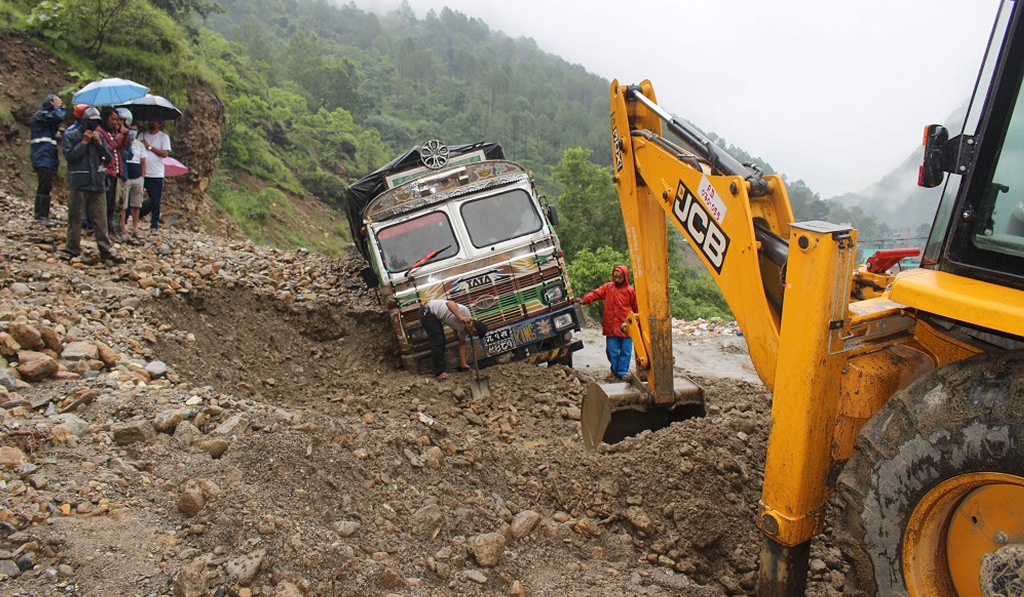 पहिरोले ठाउँठाउँमा सडक अवरुद्ध