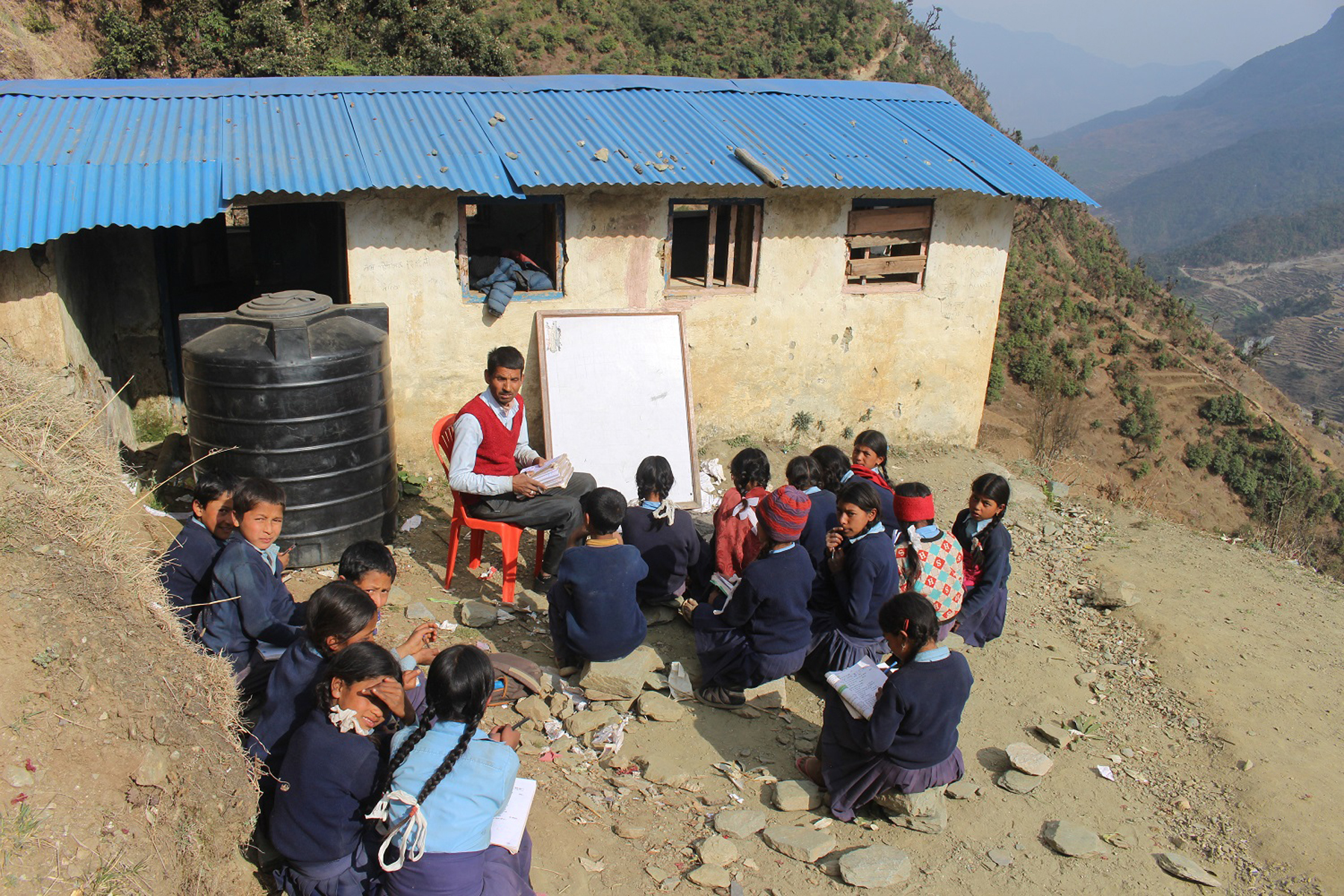 भवन भत्केपछि बालबालिकाहरू खुला चाैरमा पढ्न बाध्य