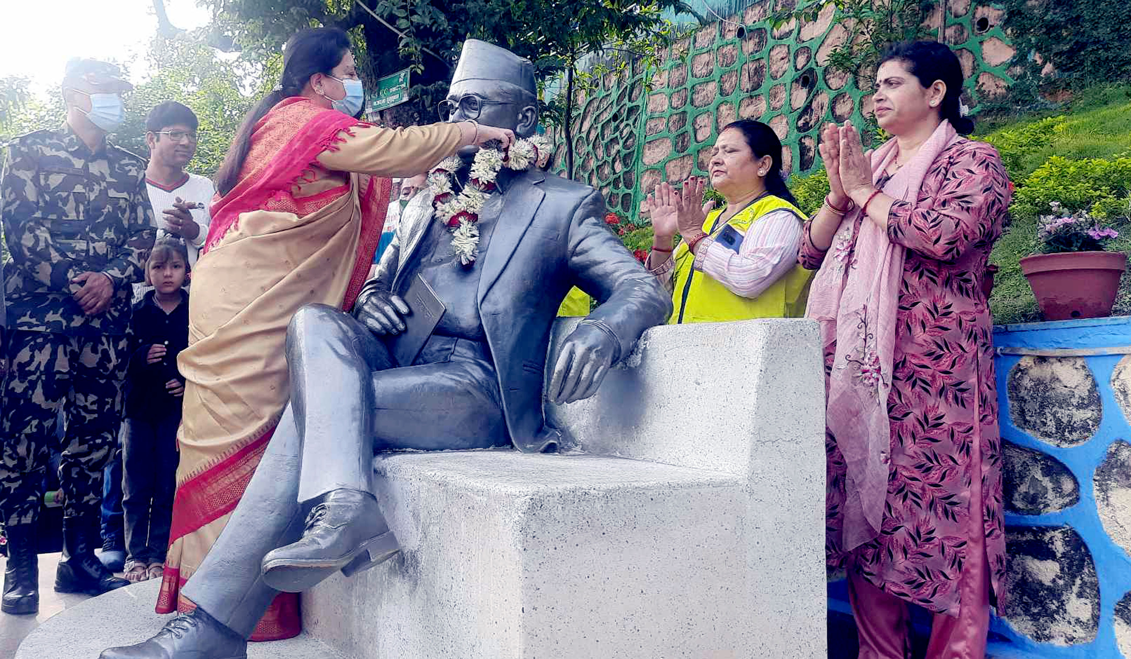 पूर्वराष्ट्रपति भण्डारीद्वारा मदन भण्डारीको सालिकमा माल्यार्पण
