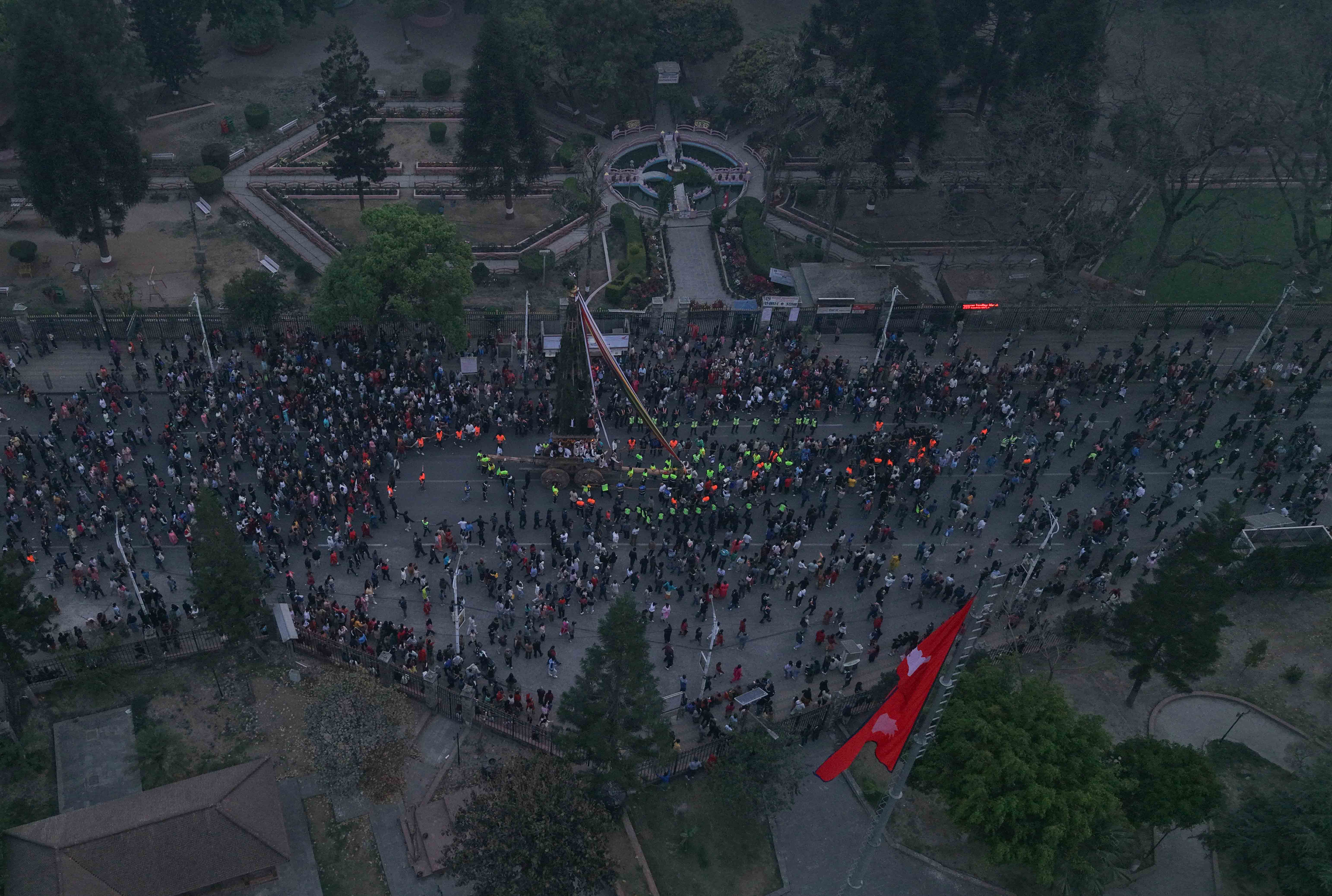 काठमाडौंमा सुरु भयो सेतो मछिन्द्रनाथको रथयात्रा (तस्वीरहरू)