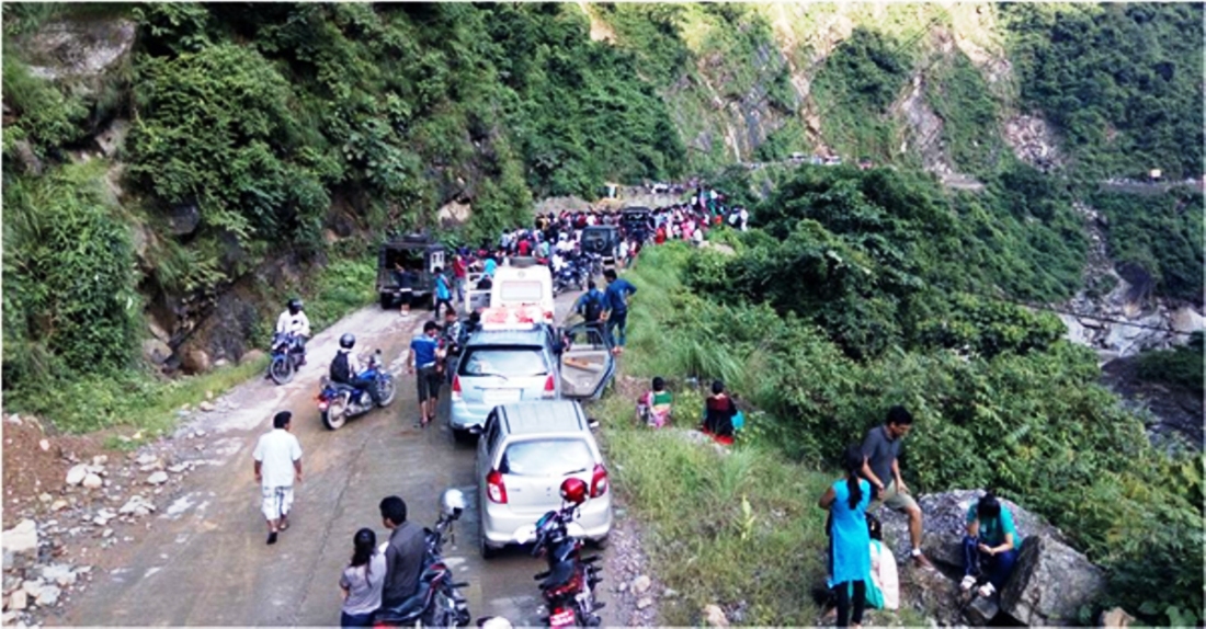 ठूलो चट्टानसहितको पहिरो खसेपछि सिद्धार्थ राजमार्ग अवरुद्ध, वैकल्पिक सडककाे प्रयाेग गर्न सुझाव