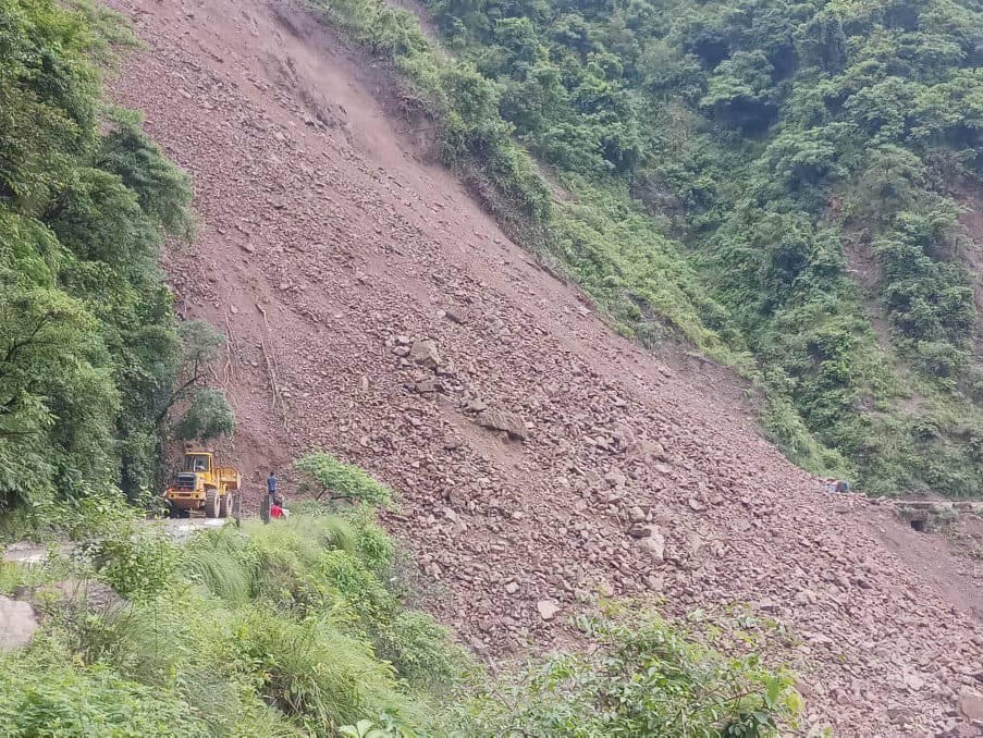 पहिरोका कारण सिद्धार्थ राजमार्ग अवरुद्ध