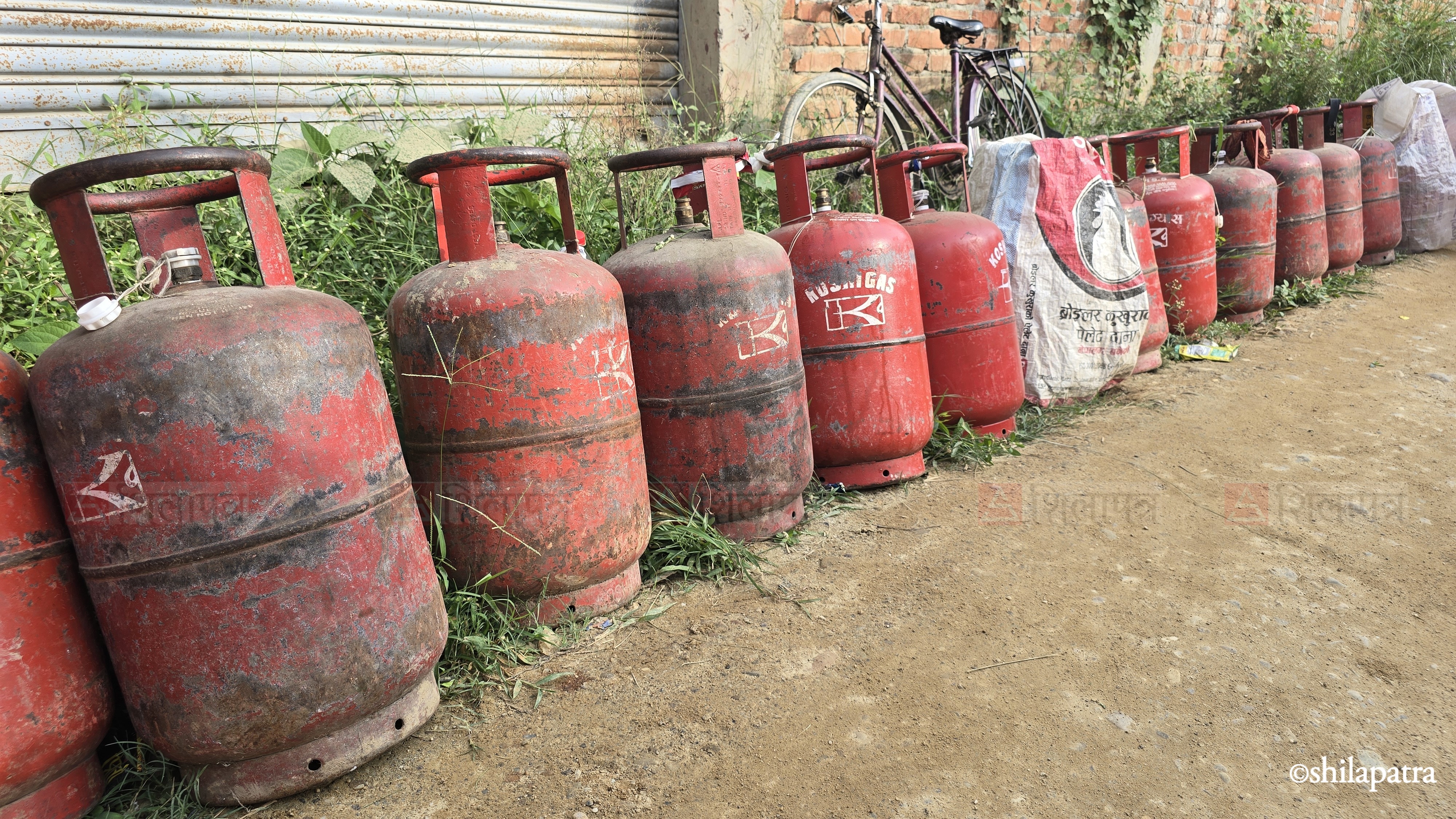 Sirha-Gas-Photo-By-Suresh-Ray_NPL-(2)-1785913012.jpeg