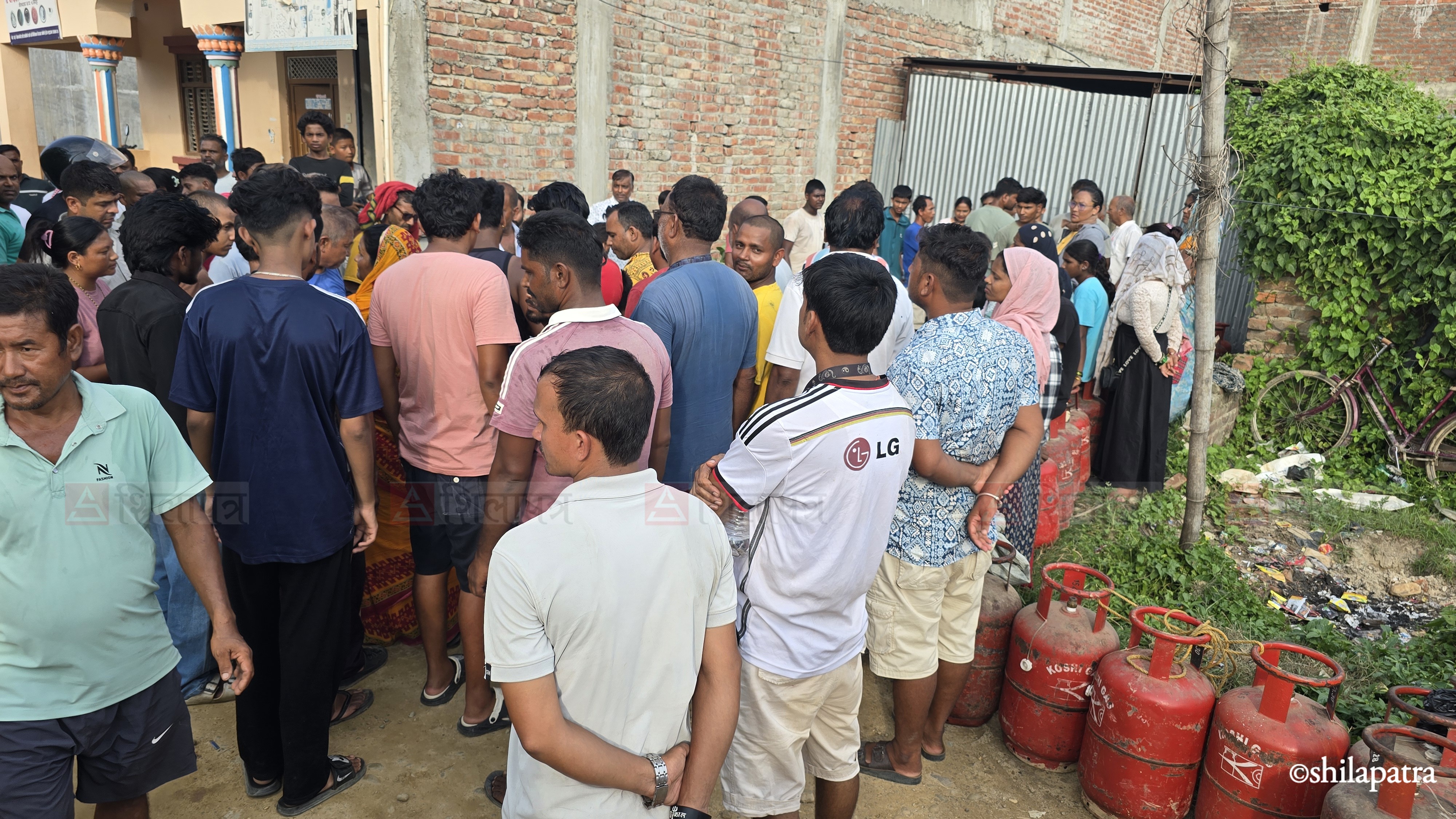 Sirha-Gas-Photo-By-Suresh-Ray_NPL-(3)-1785913015.jpeg