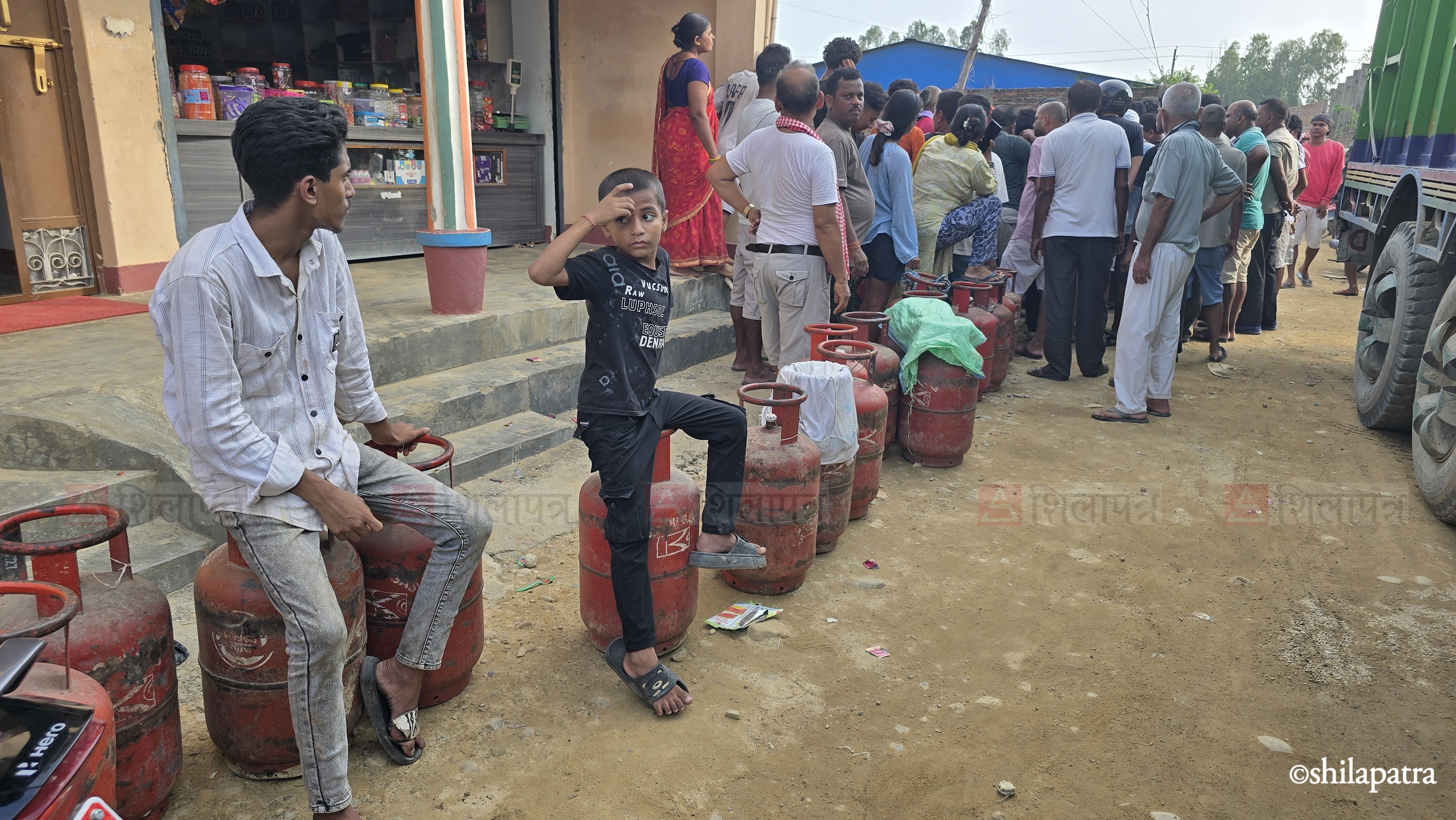 Sirha-Gas-Photo-By-Suresh-Ray_NPL-(4)-1785913015.jpeg