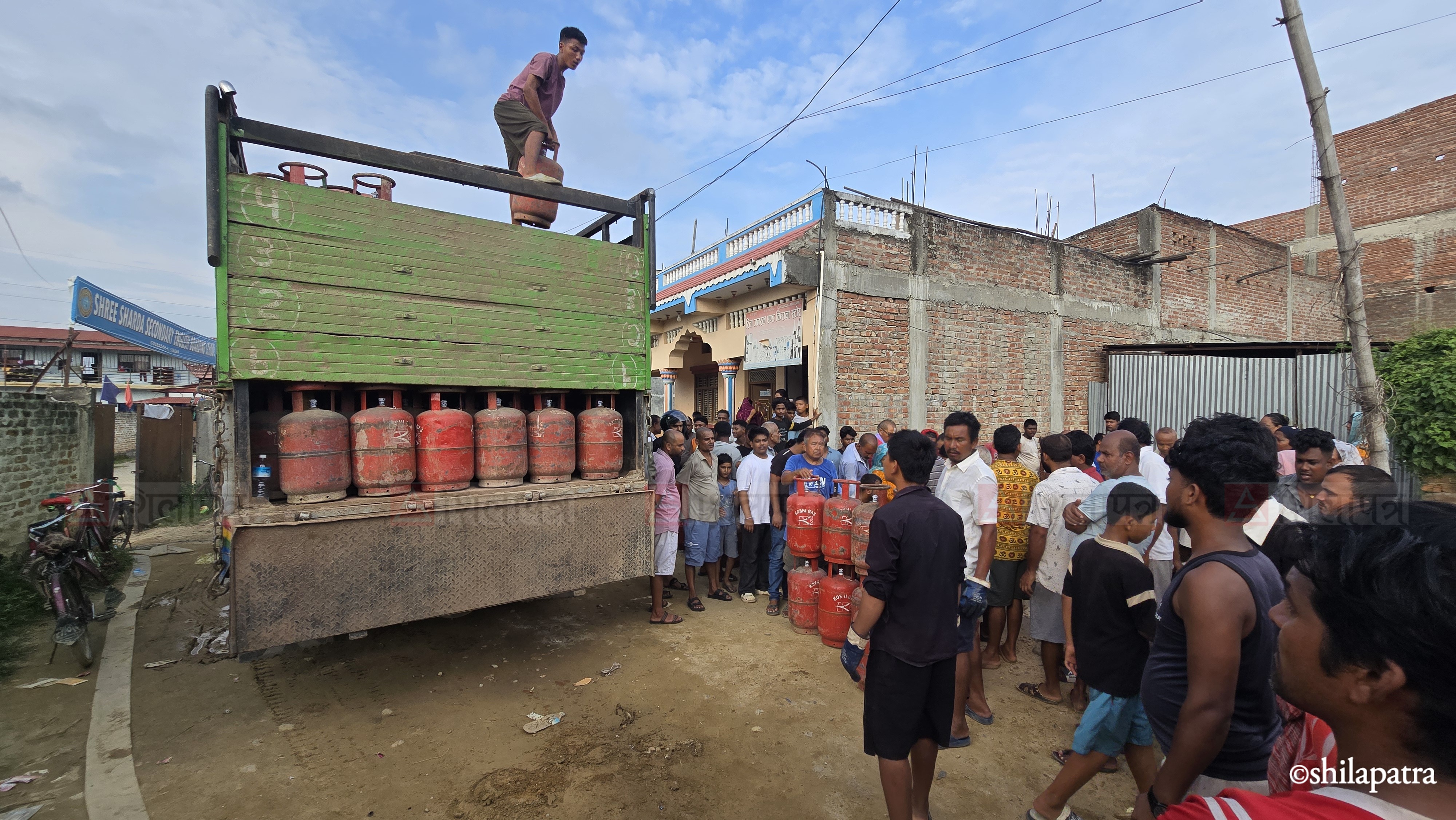 Sirha-Gas-Photo-By-Suresh-Ray_NPL-(5)-1785913017.jpeg