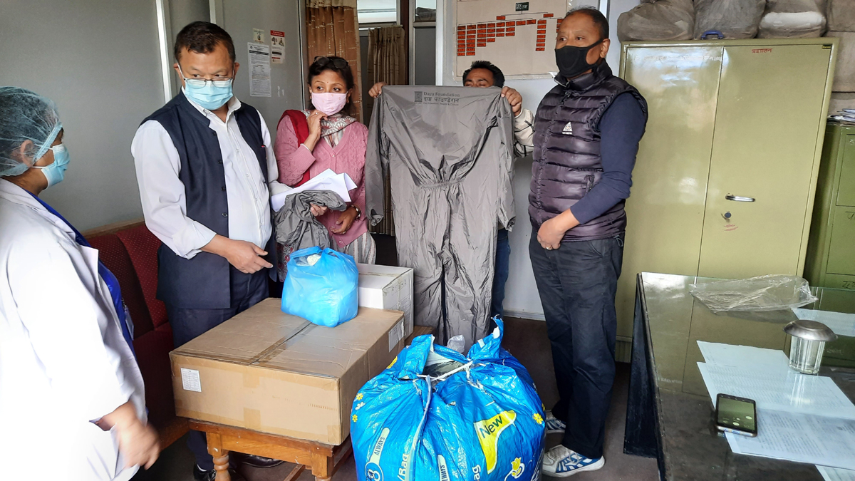 दया फाउण्डेशनद्वारा विभिन्न सामुदायिक र सरकारी अस्पताललाई मेडिकल सामग्री हस्तान्तरण